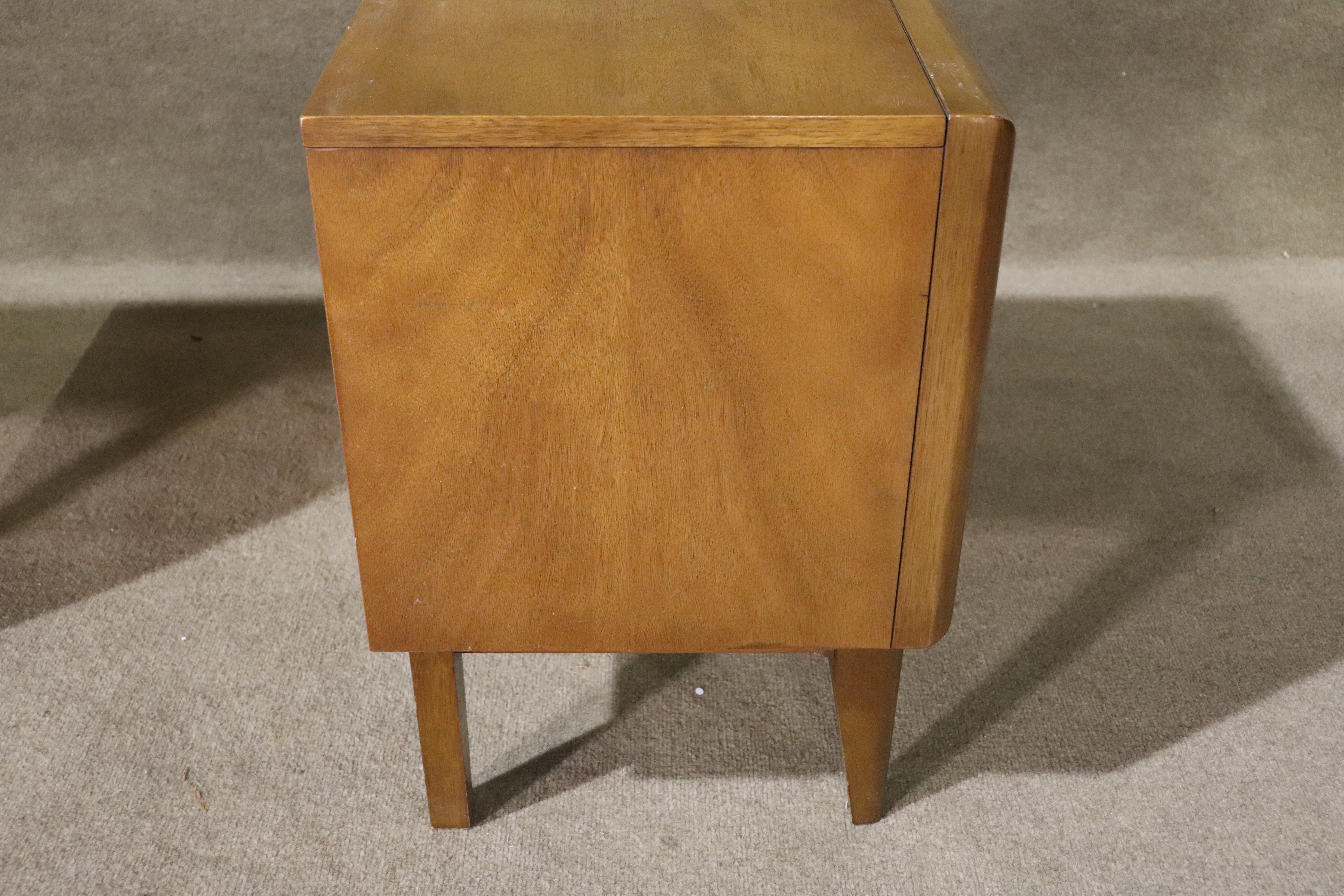 Mid-Century Modern Bedside Tables For Sale 3