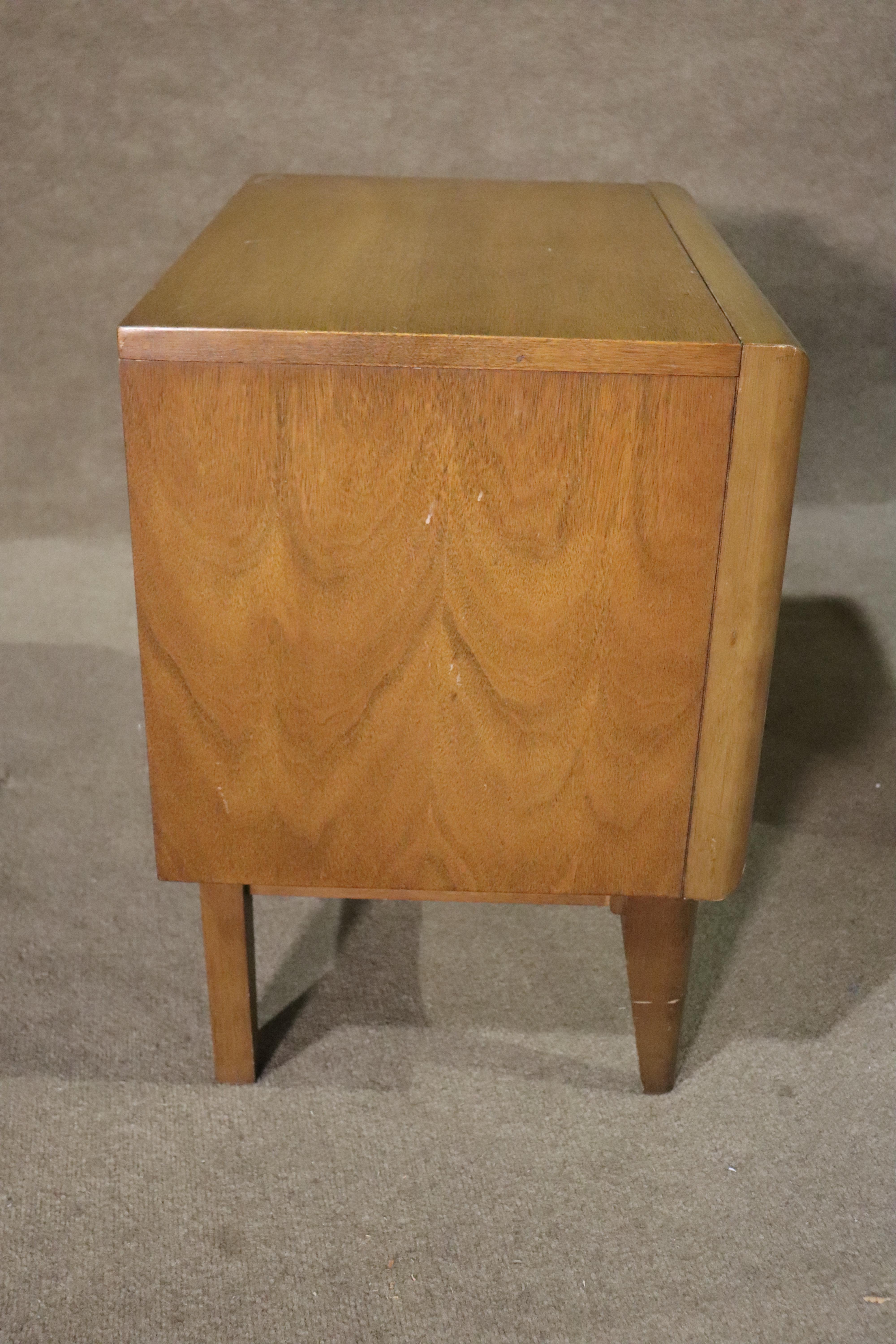 Mid-Century Modern Bedside Tables For Sale 4