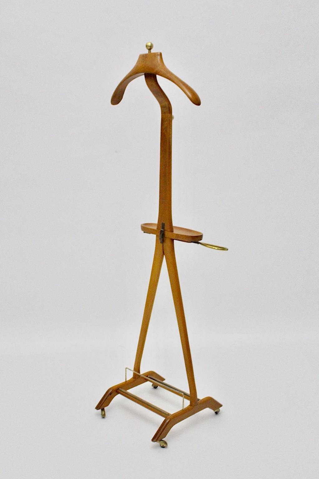 This Mid-Century Modern gentlemen vintage beech and brass valet / coat rack was designed by Ico & Luisa Paris 1950s for Fratelli Reguitti, Italy.
The natural lacquered beech valet shows brass details. Furthermore the valet is easy to disassemble