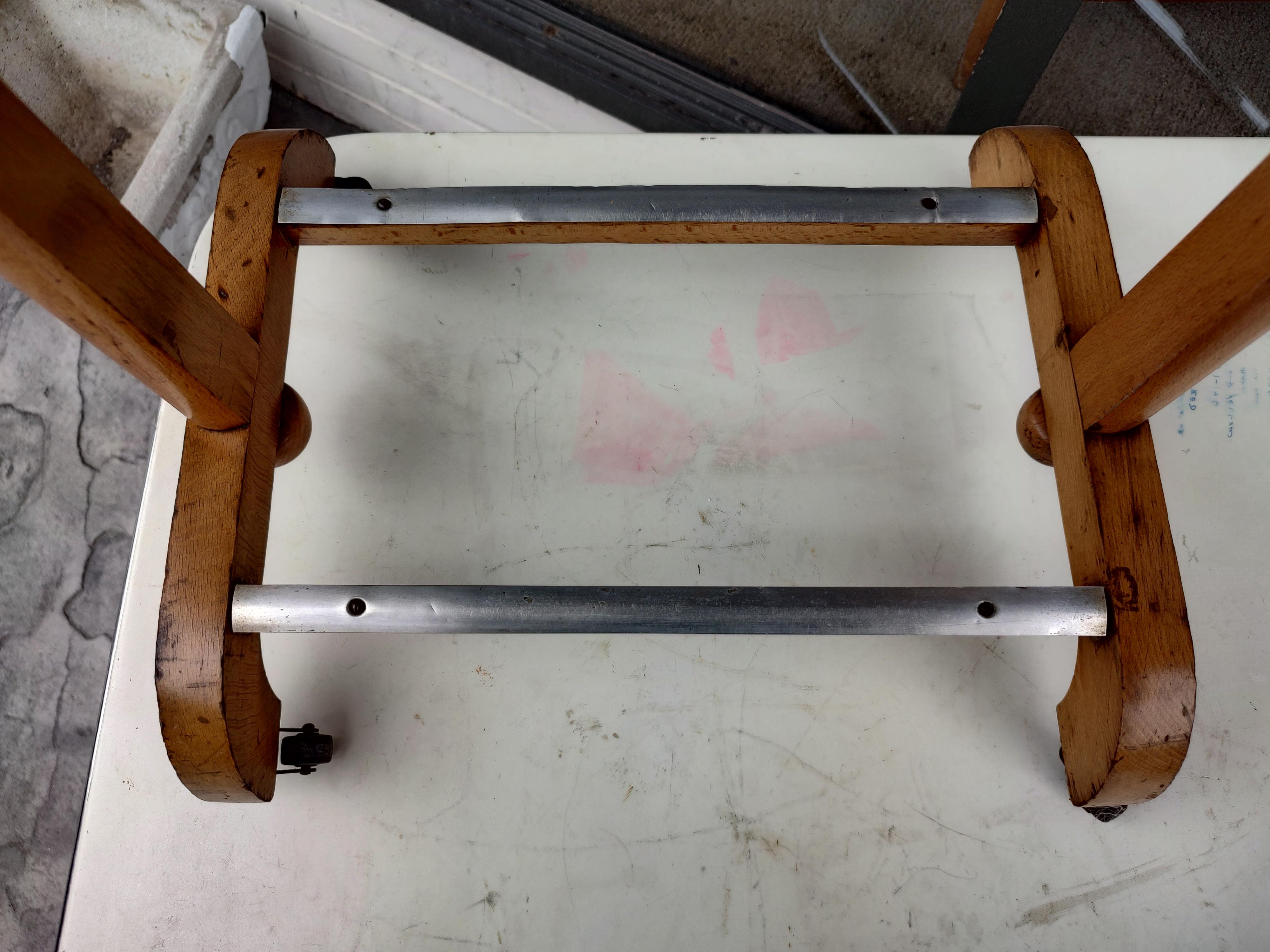 Italienisch gefertigter und signierter Kleiderständer aus Buchenholz. Ein Platz für Ihre tägliche Kleidung. Zeigt einige altersbedingte Abnutzungserscheinungen, sehr fest und stabil. Kann als Paket verschickt werden.