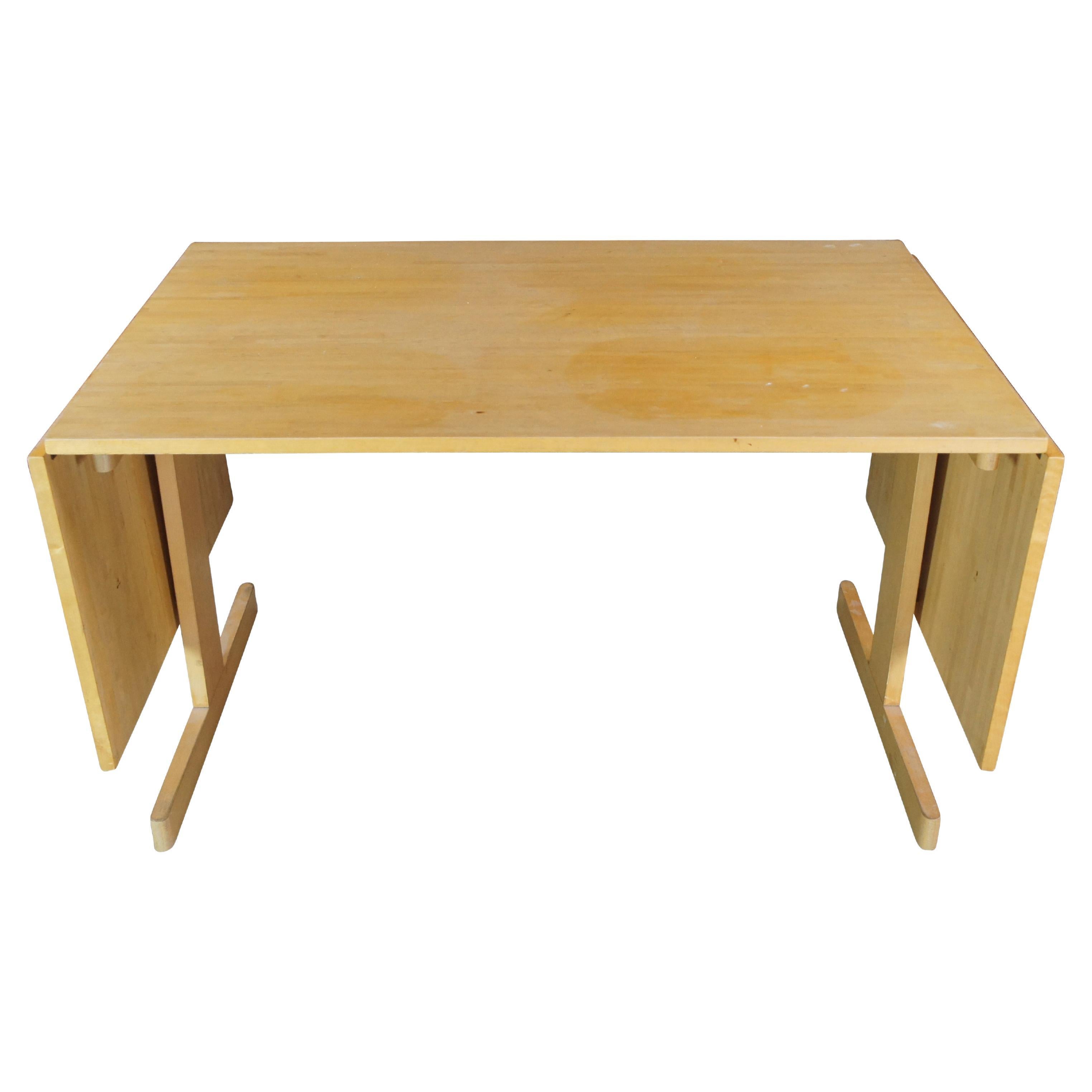 Table de salle à manger en hêtre de style moderne du milieu du siècle.  Attribué à Gangso Mobler, non marqué.  Le plateau rectangulaire est soutenu par deux supports en forme d'AT&T avec de grands abattants. 

Dimensions :
51.25