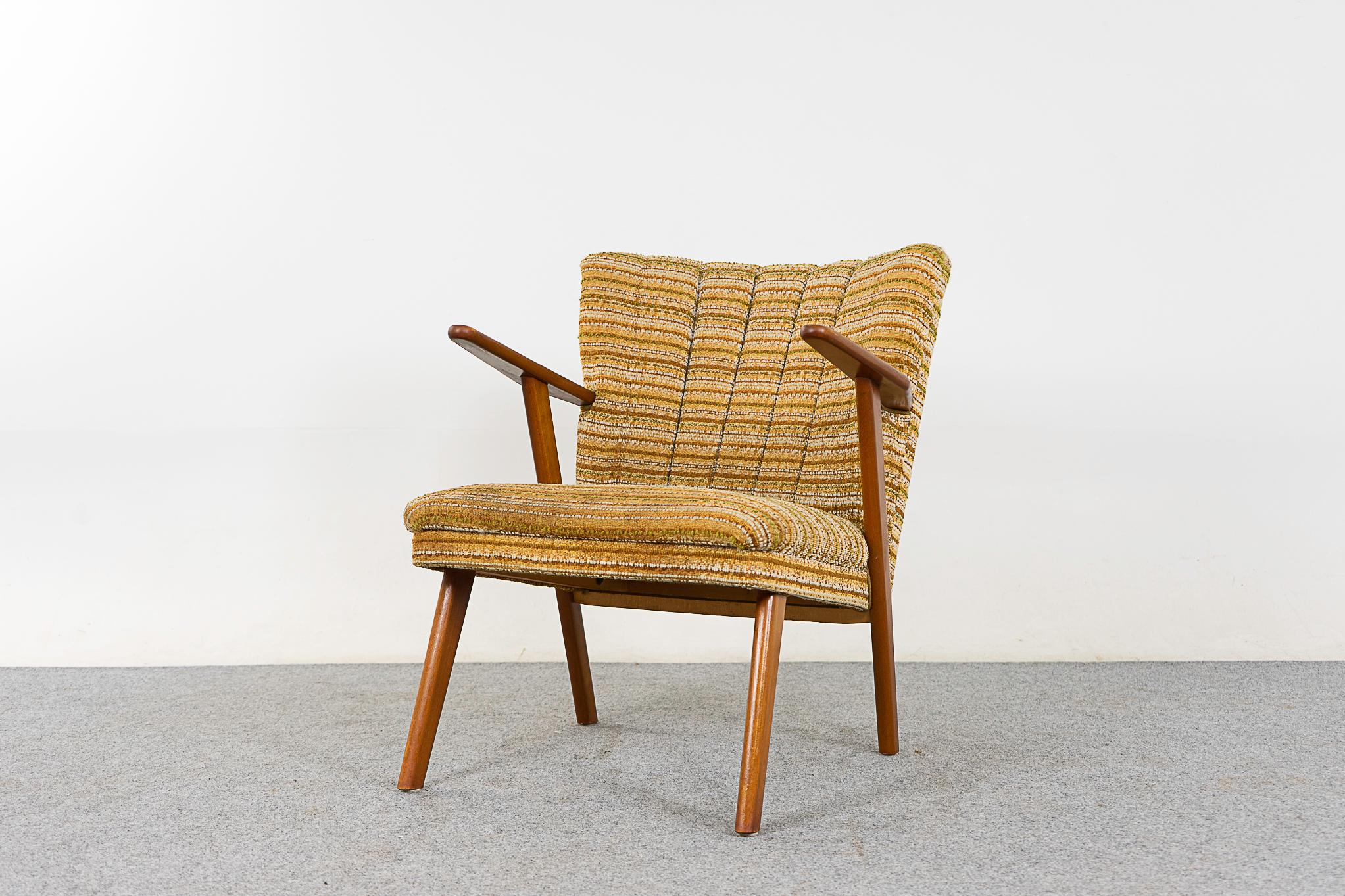 Dänischer Loungesessel aus Buchenholz, um 1950. Charmanter Stuhl mit originellem, strukturiertem, gewelltem Bezug, Gestell aus massivem Buchenholz mit gespreizten Beinen. Verkauft in 