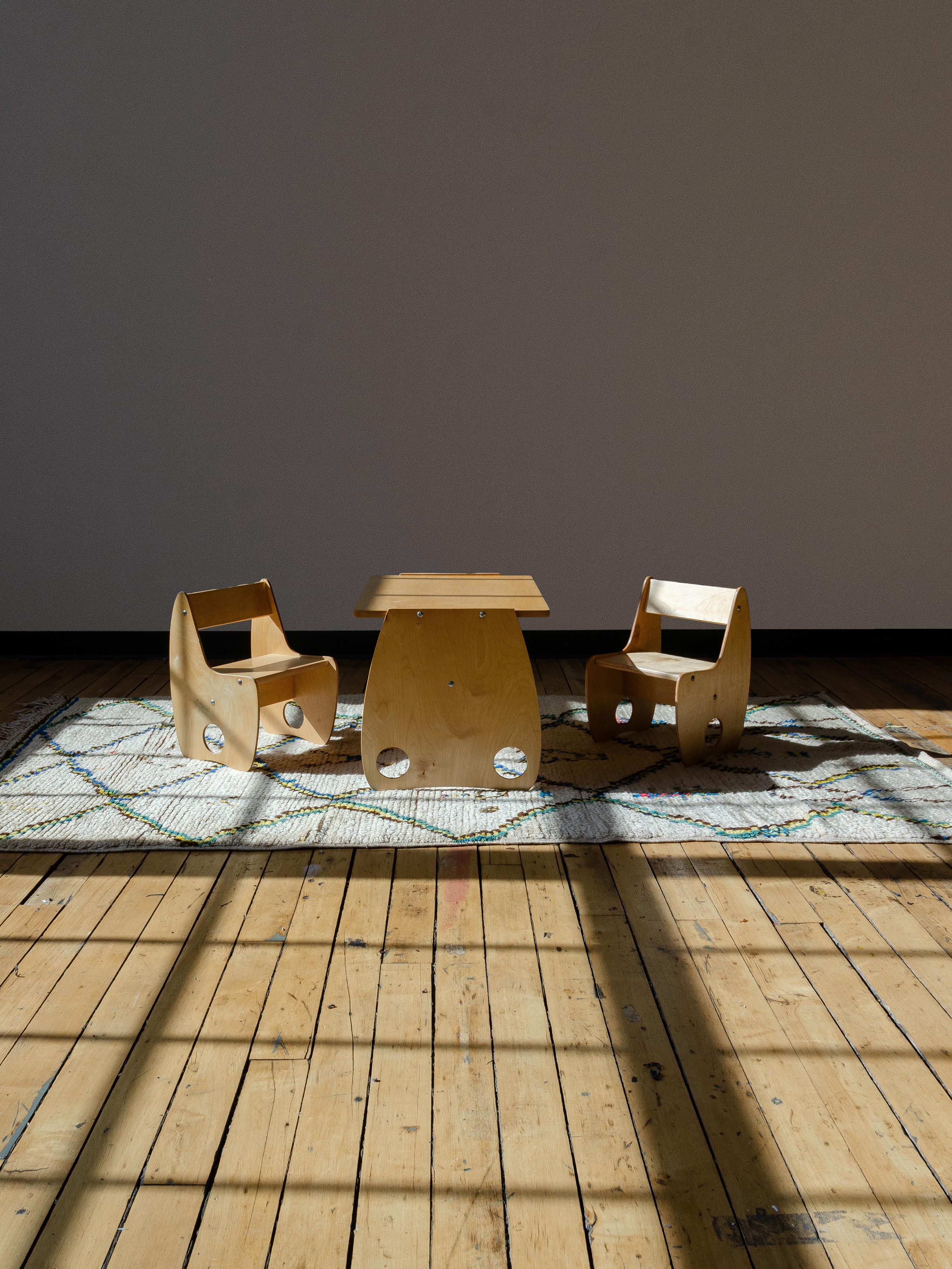Cet ensemble table et chaises pour enfants du milieu du siècle a été conçu par les architectes allemands d'après-guerre Albrecht Lange et Hans Mitzlaff. La 