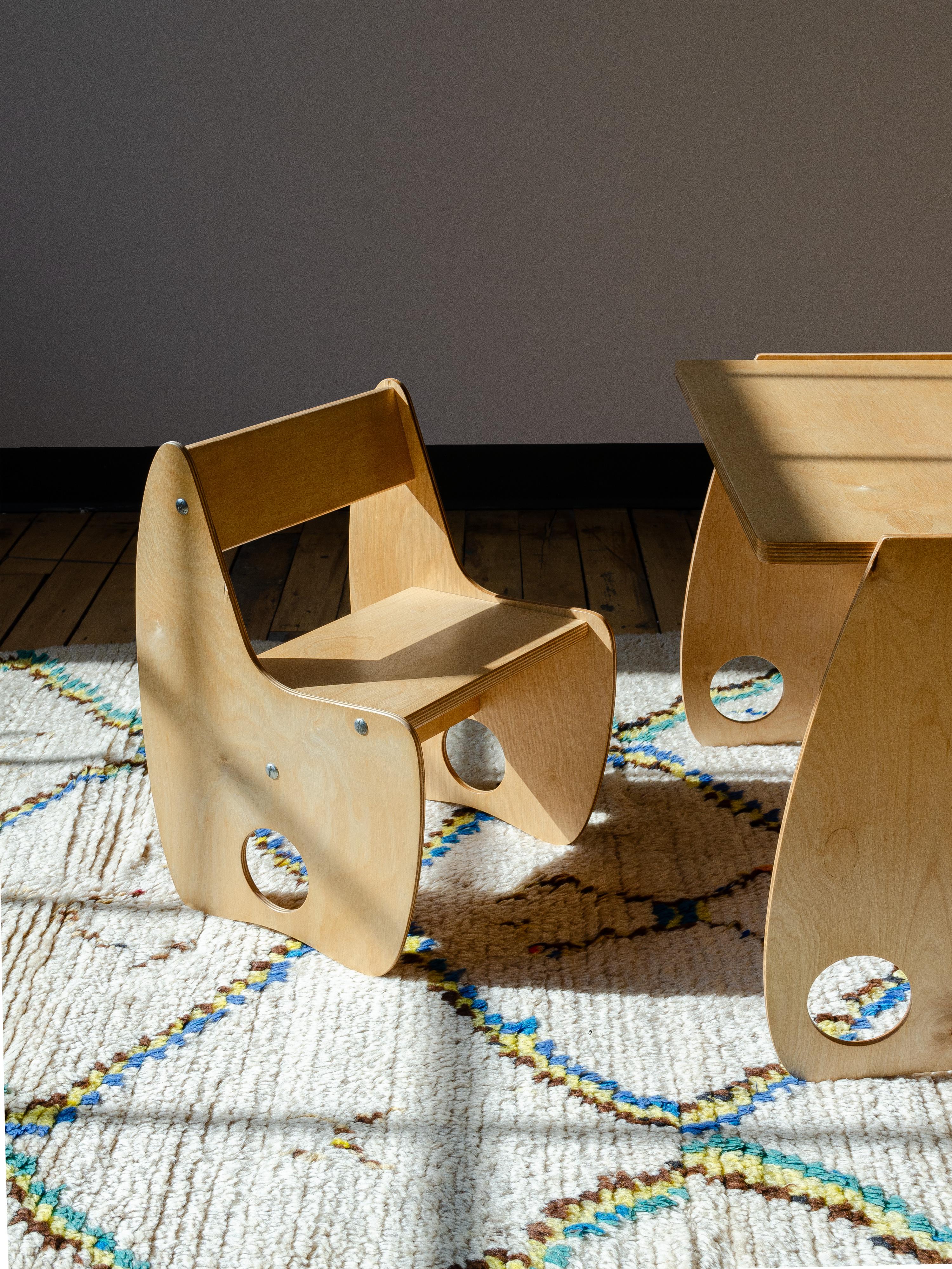 Ensemble table et chaises pour enfants Hans Mitzlaff en contreplaqué de hêtre, moderne du milieu du siècle dernier  Excellent état - En vente à Brooklyn, US