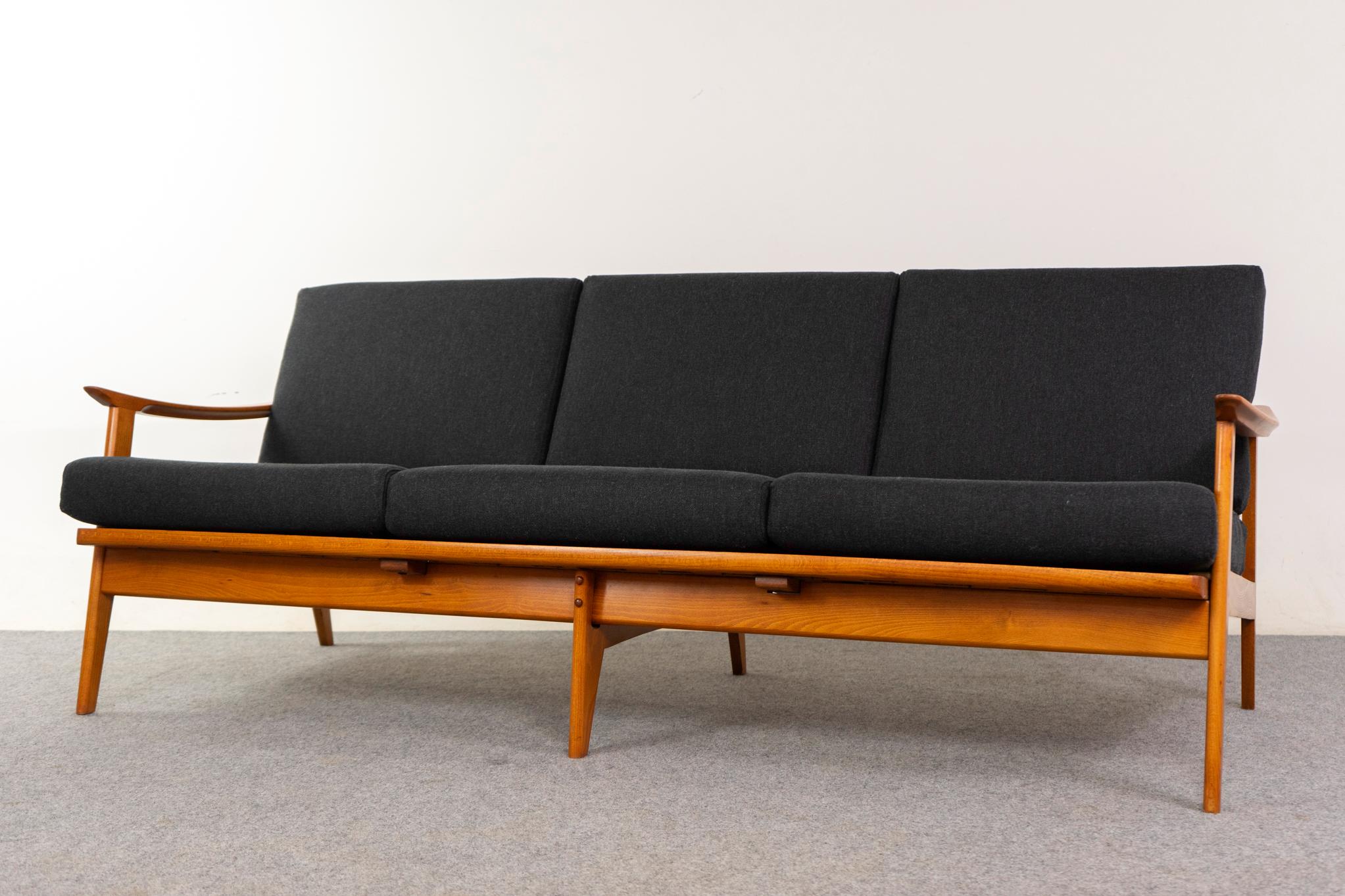Mid-Century Modern Beech Sofa For Sale 1