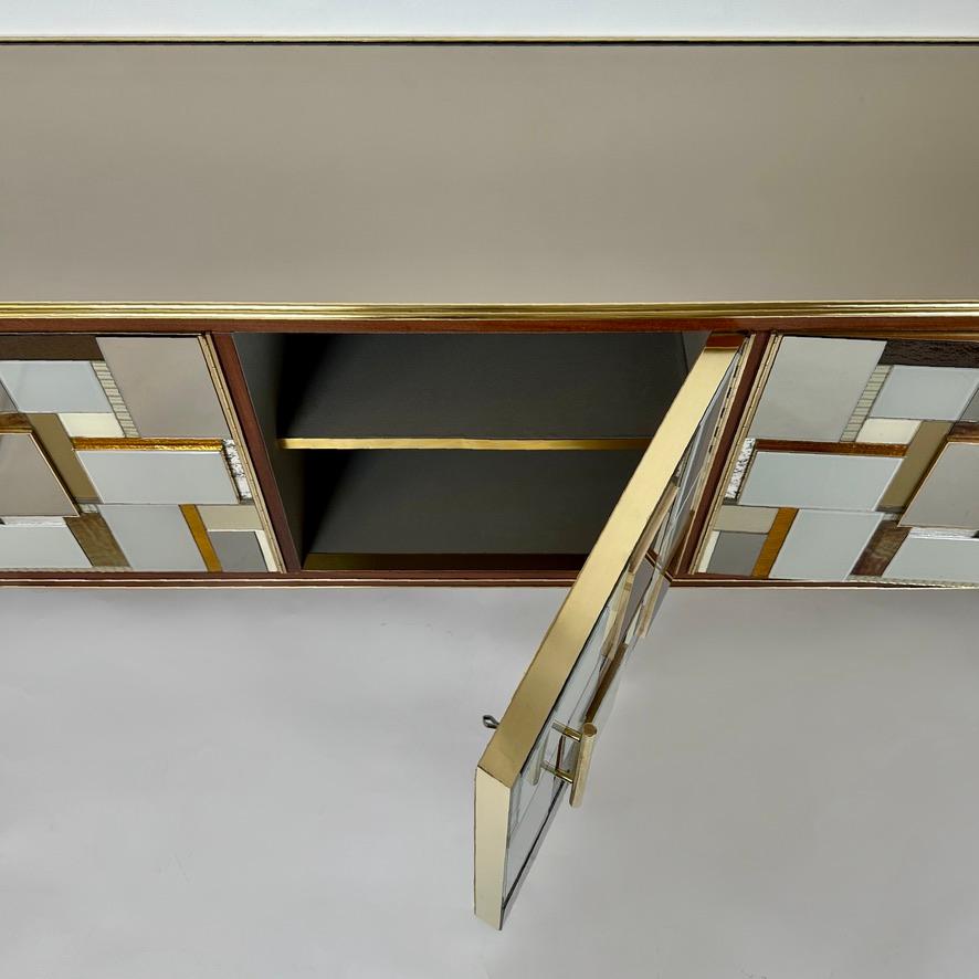 Mid-Century Modern Beech Wood, Brass, Copper Mirrors & Murano Art Glass Credenza In Good Condition For Sale In Firenze, Tuscany