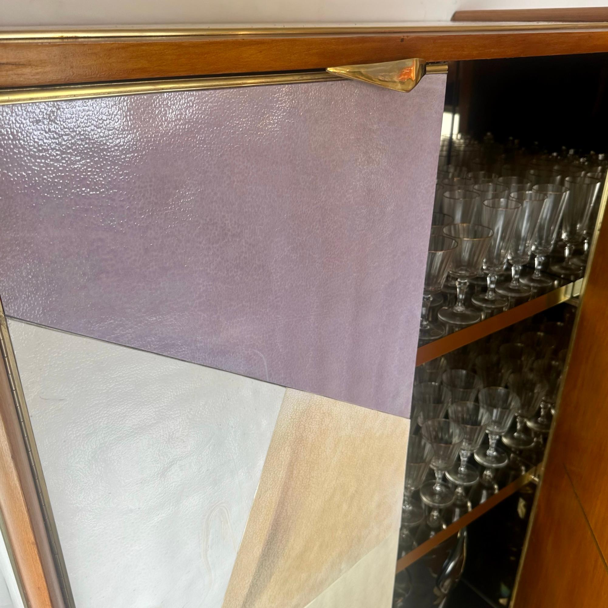 Mobile bar a secco in legno di faggio, ottone, specchio e vetro artistico di Murano della modernità di metà secolo in vendita 5