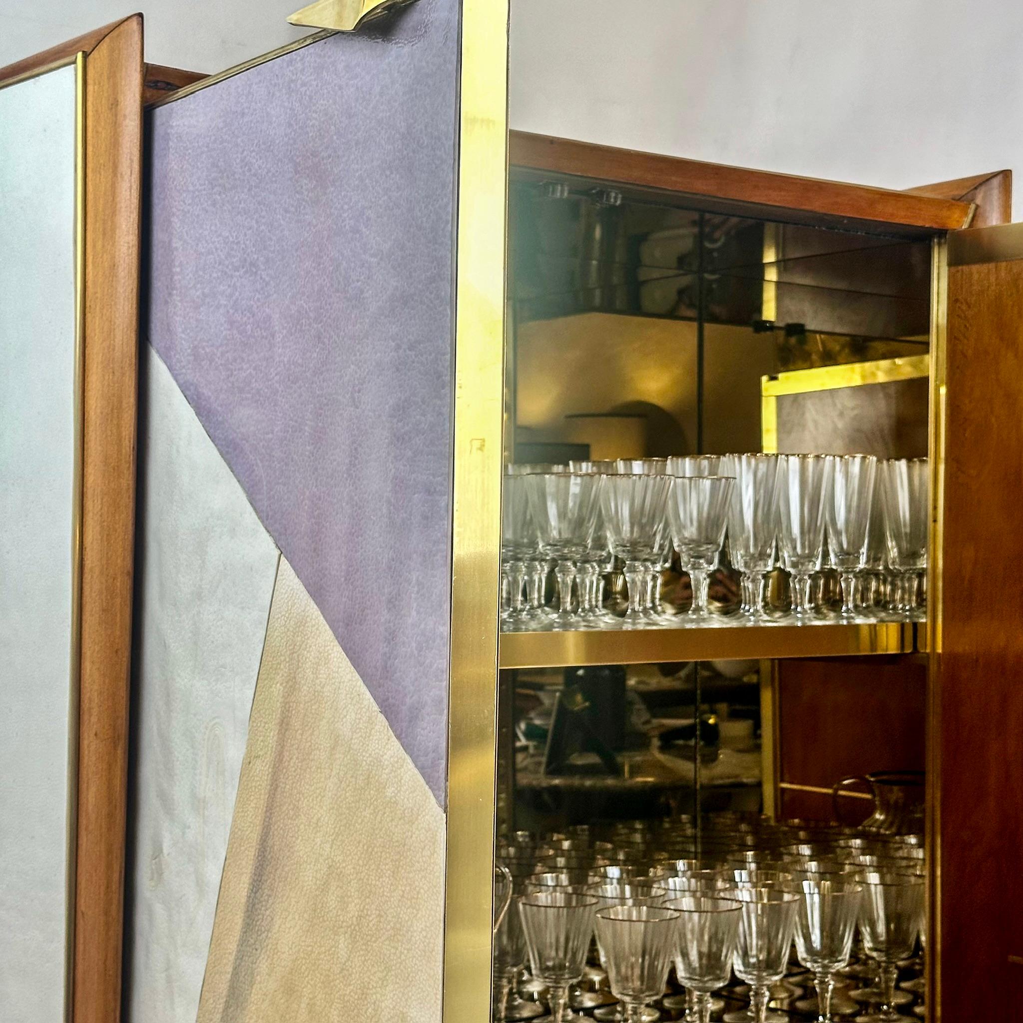 Mobile bar a secco in legno di faggio, ottone, specchio e vetro artistico di Murano della modernità di metà secolo in vendita 6