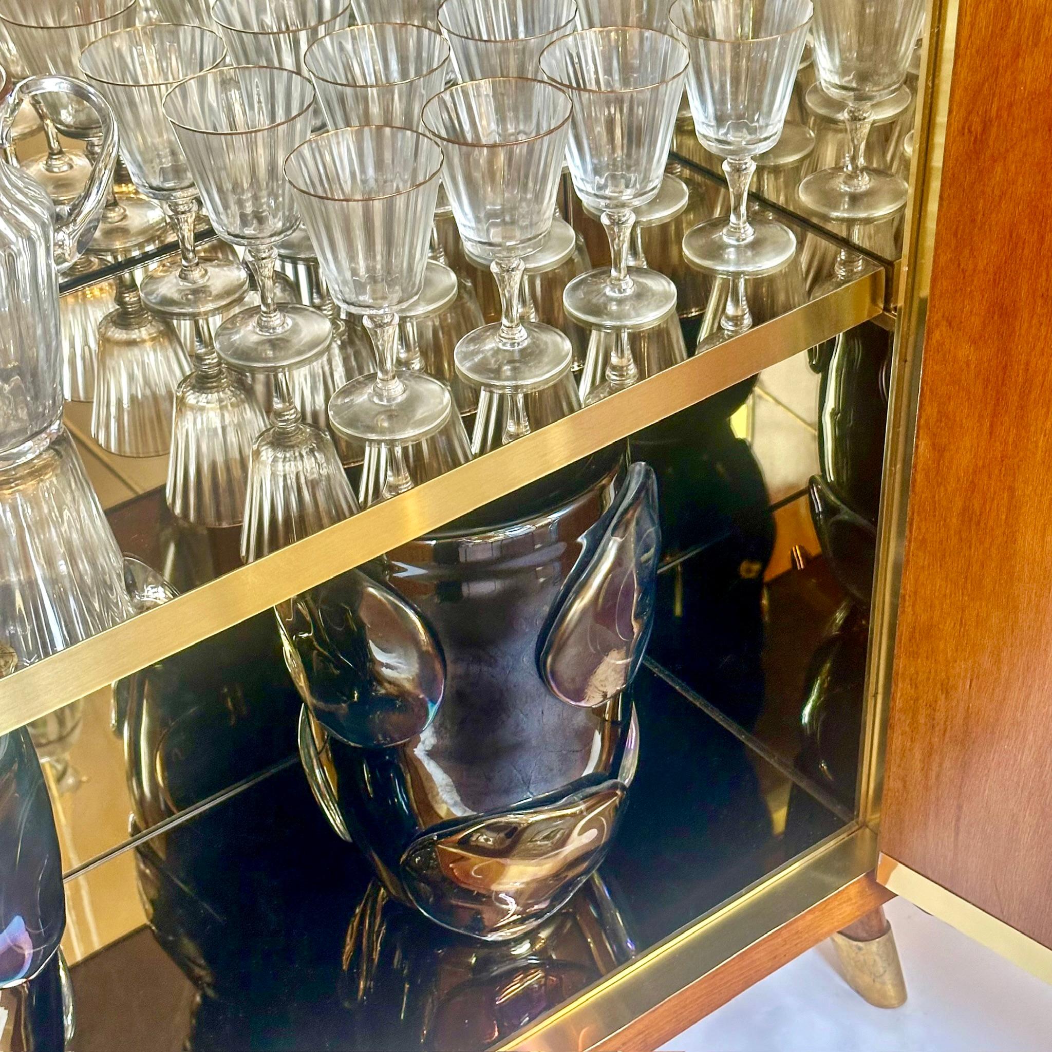 Mobile bar a secco in legno di faggio, ottone, specchio e vetro artistico di Murano della modernità di metà secolo in vendita 10