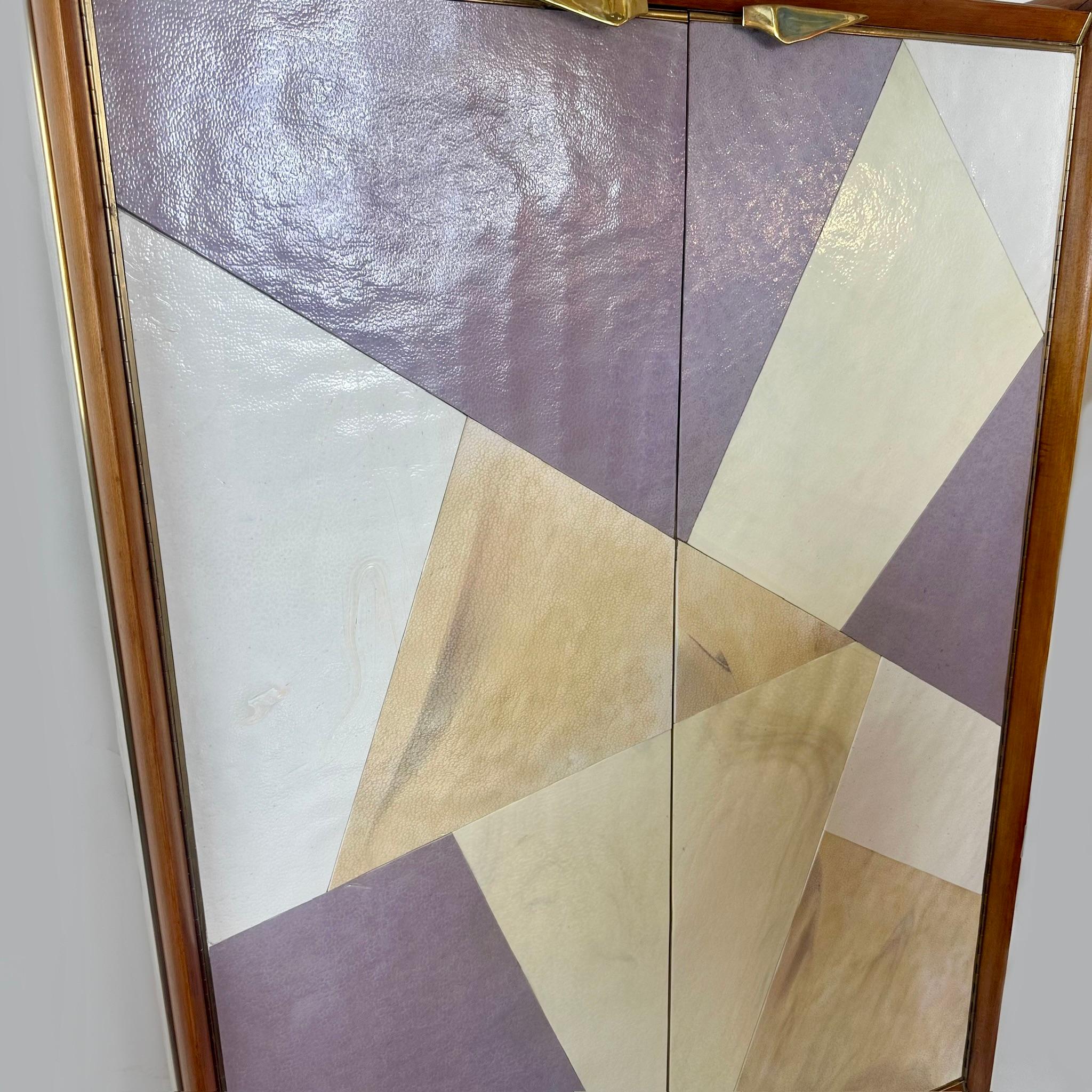 Mid-Century moderno Mobile bar a secco in legno di faggio, ottone, specchio e vetro artistico di Murano della modernità di metà secolo in vendita