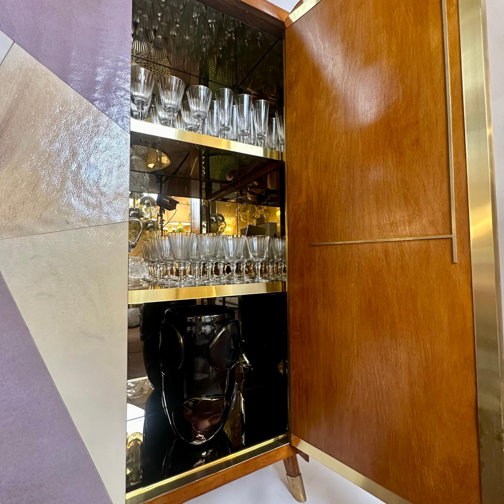Mobile bar a secco in legno di faggio, ottone, specchio e vetro artistico di Murano della modernità di metà secolo In condizioni buone in vendita a Firenze, Tuscany