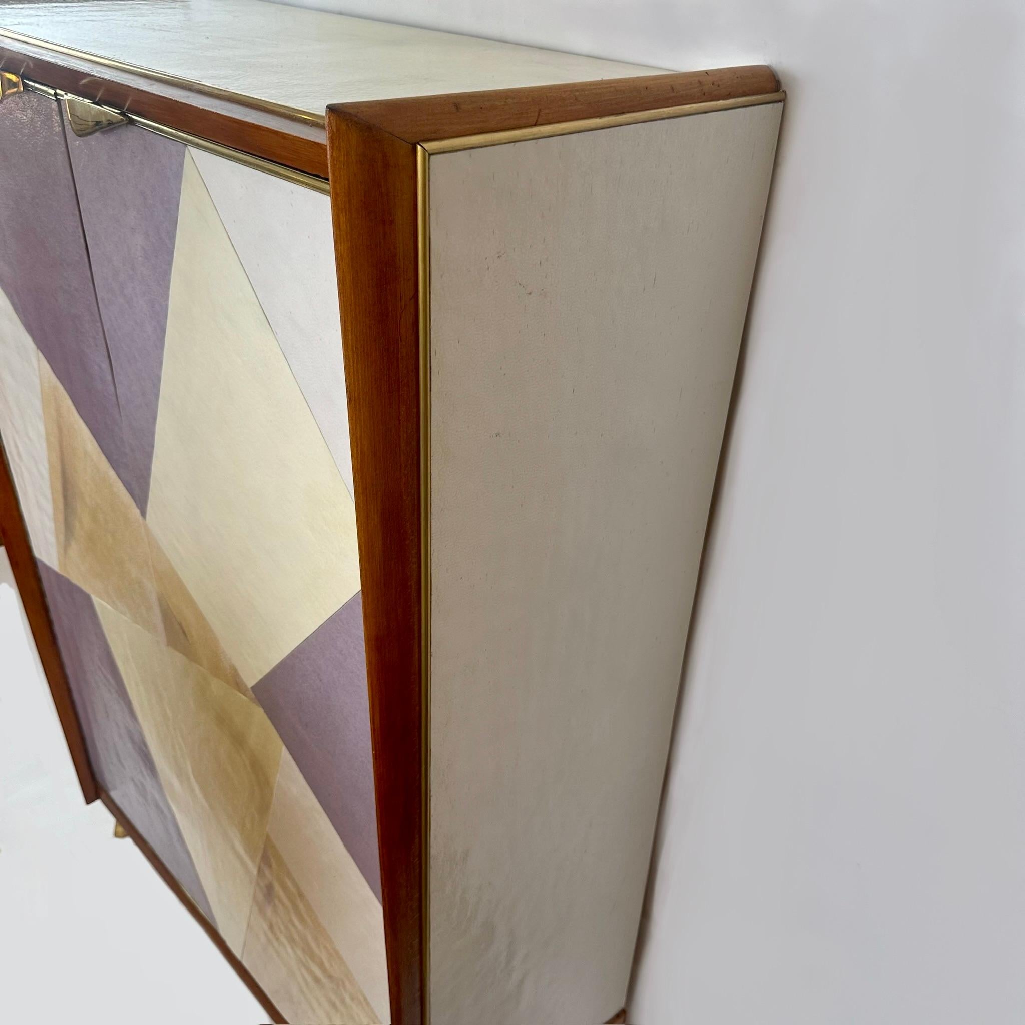 Metà XX secolo Mobile bar a secco in legno di faggio, ottone, specchio e vetro artistico di Murano della modernità di metà secolo in vendita