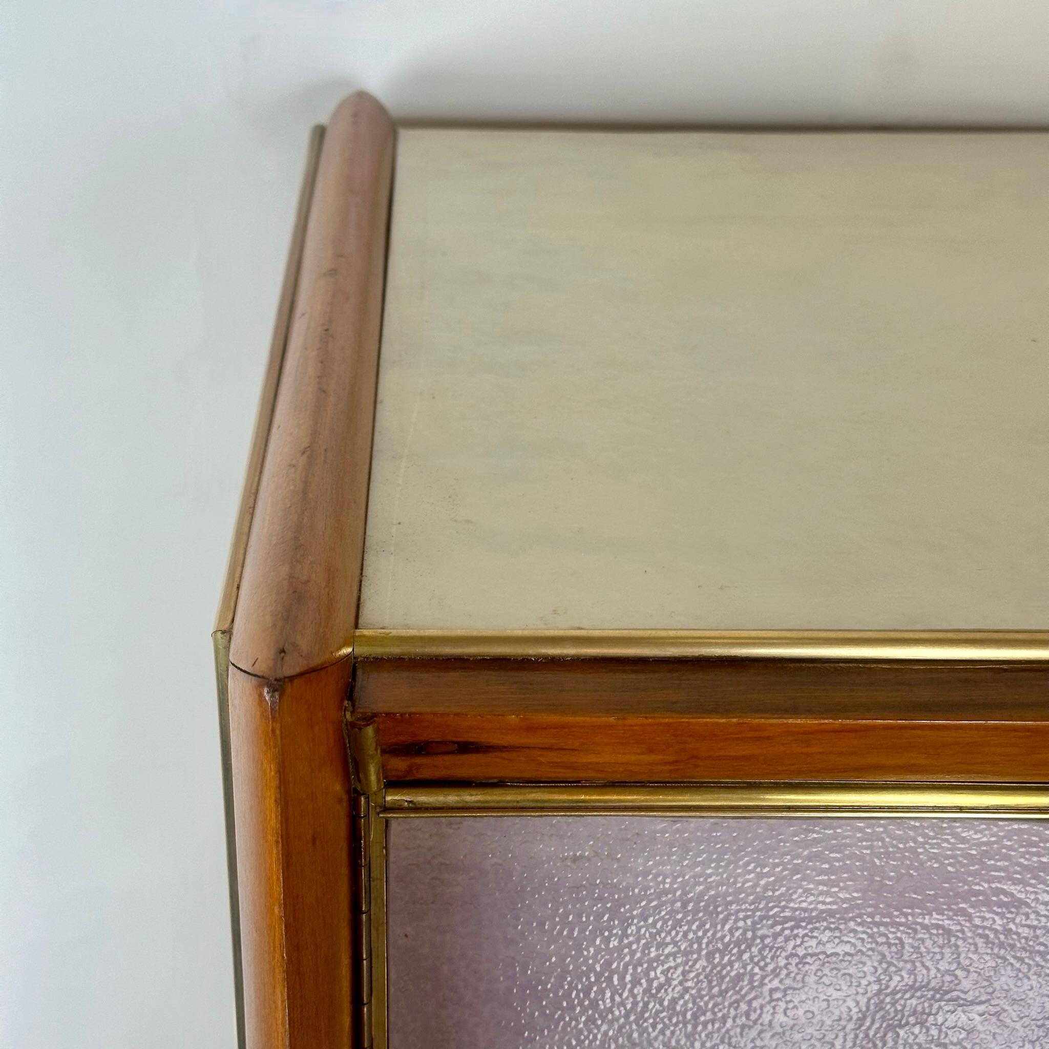 Ottone Mobile bar a secco in legno di faggio, ottone, specchio e vetro artistico di Murano della modernità di metà secolo in vendita