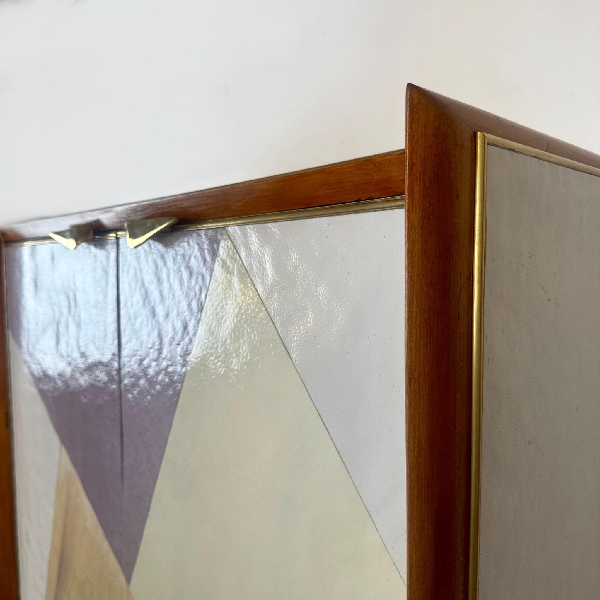 Mobile bar a secco in legno di faggio, ottone, specchio e vetro artistico di Murano della modernità di metà secolo in vendita 1