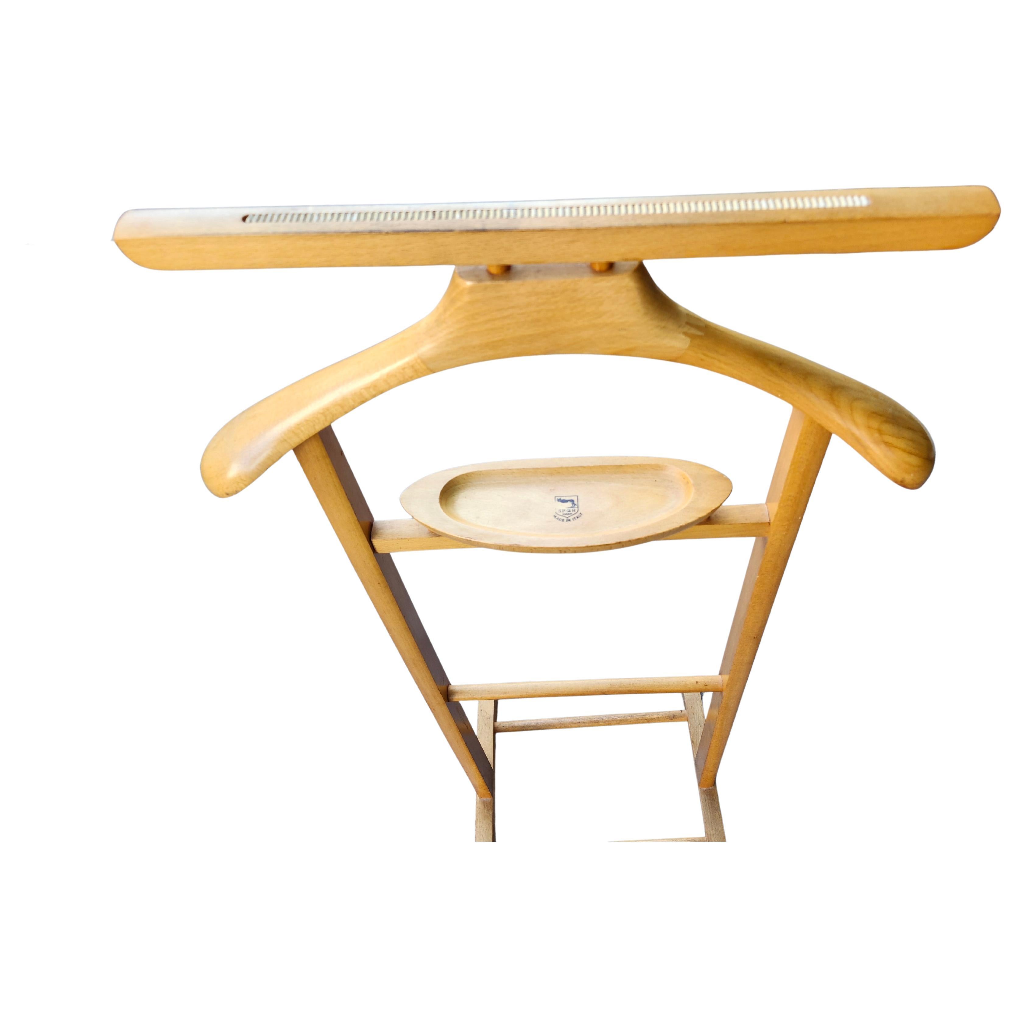 Fabulous simple and elegant beech wood valet made in Italy c1960 by the manufacturer SPQR. In excellent vintage condition with minimal wear. 