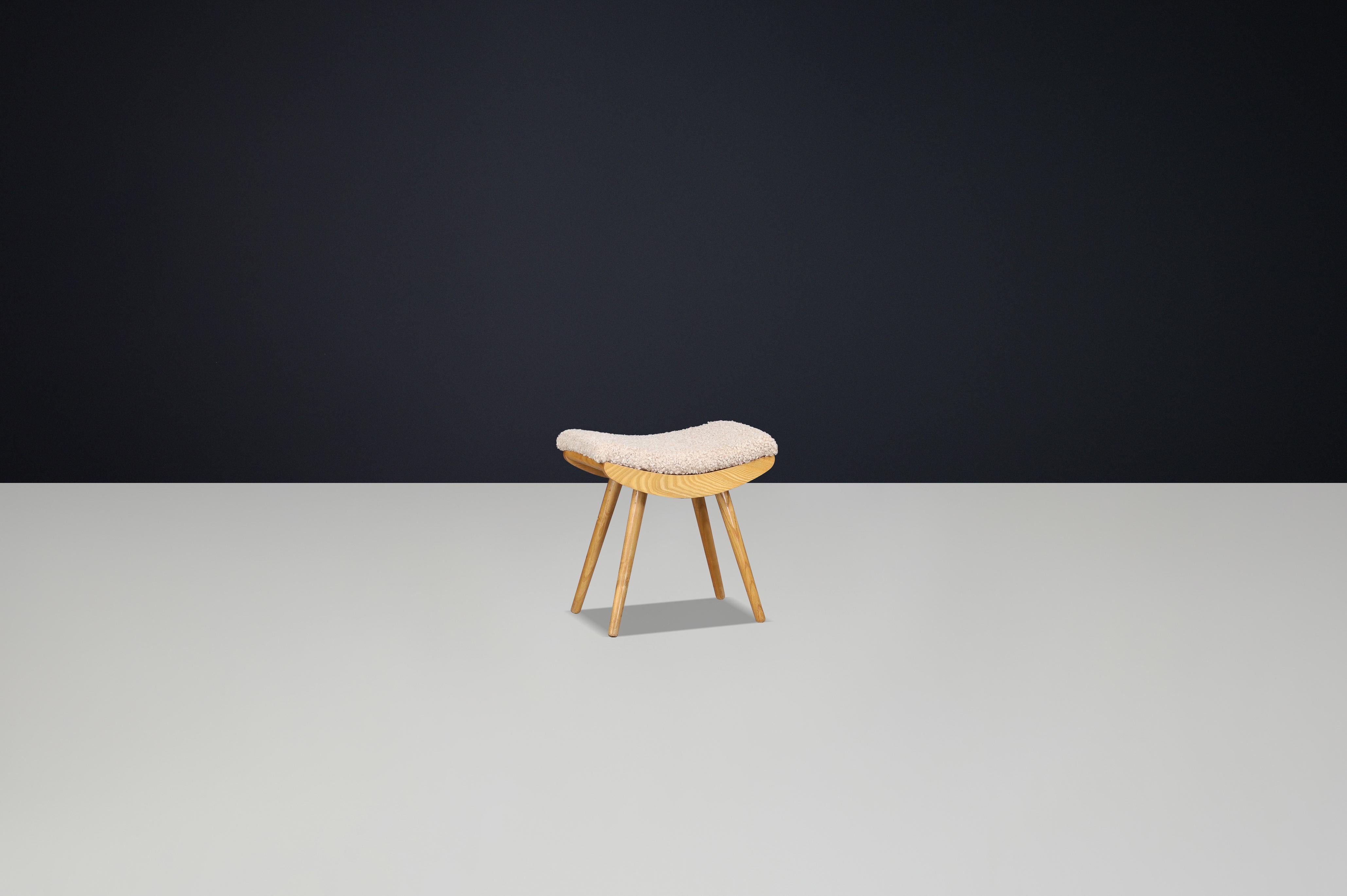 Sgabello moderno di metà secolo in legno di faggio con tappezzeria New Teddy, Cecoslovacchia, anni '60

Incarnando il minimalismo giocoso del design di metà secolo, questo affascinante sgabello in legno di faggio proviene dalla Cecoslovacchia degli