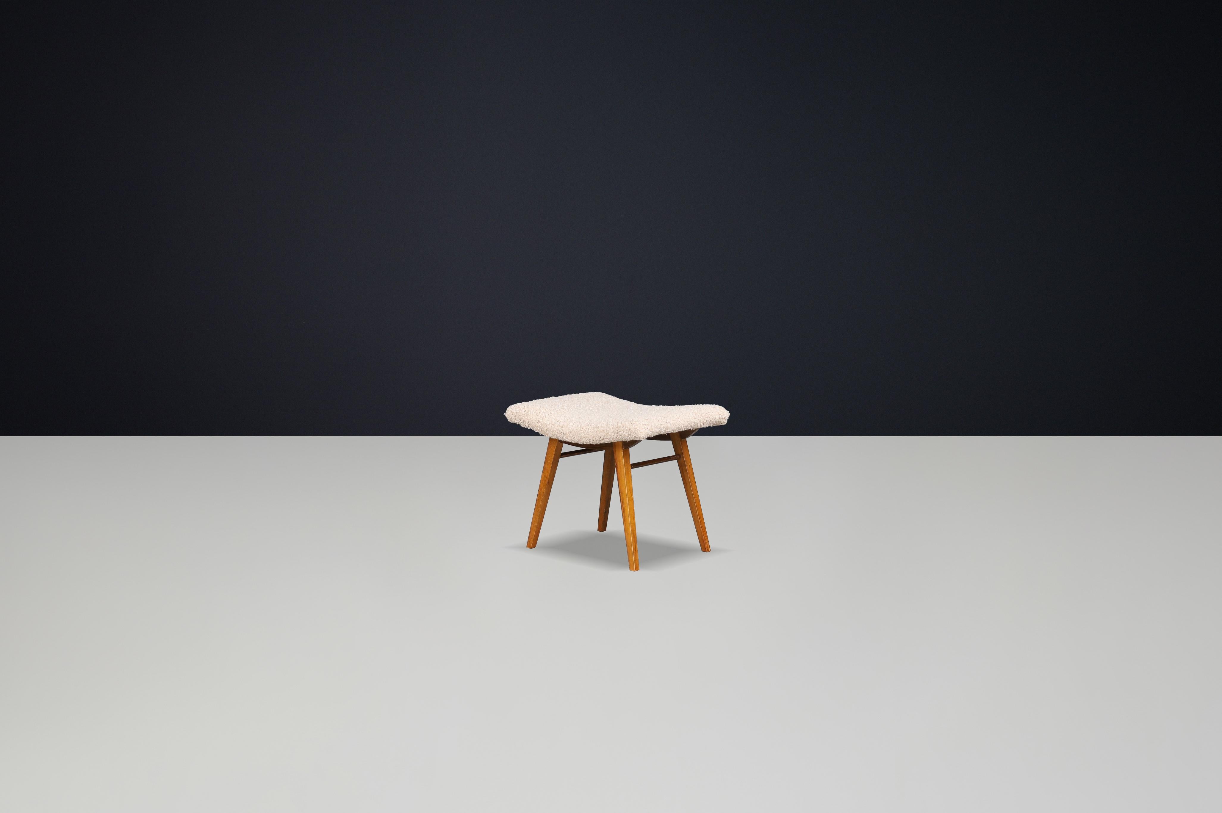 Sgabello moderno di metà secolo in legno di faggio con tappezzeria New Teddy, Cecoslovacchia, anni '60

Incarnando il minimalismo giocoso del design di metà secolo, questo affascinante sgabello in legno di faggio proviene dalla Cecoslovacchia degli