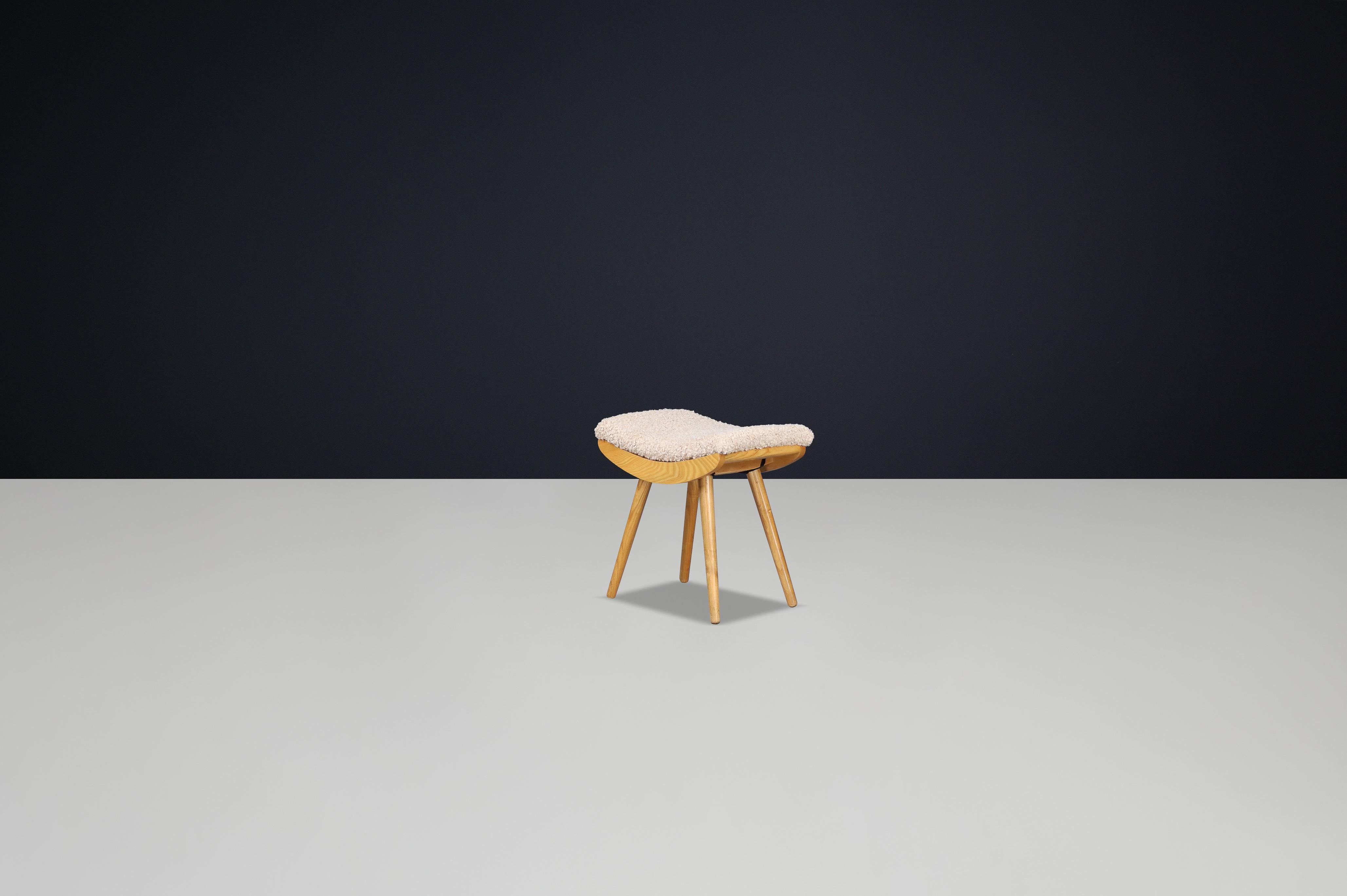 Mid-Century moderno Sgabello moderno di metà secolo in legno di faggio e tappezzeria New Teddy Cecoslovacchia 1960s in vendita