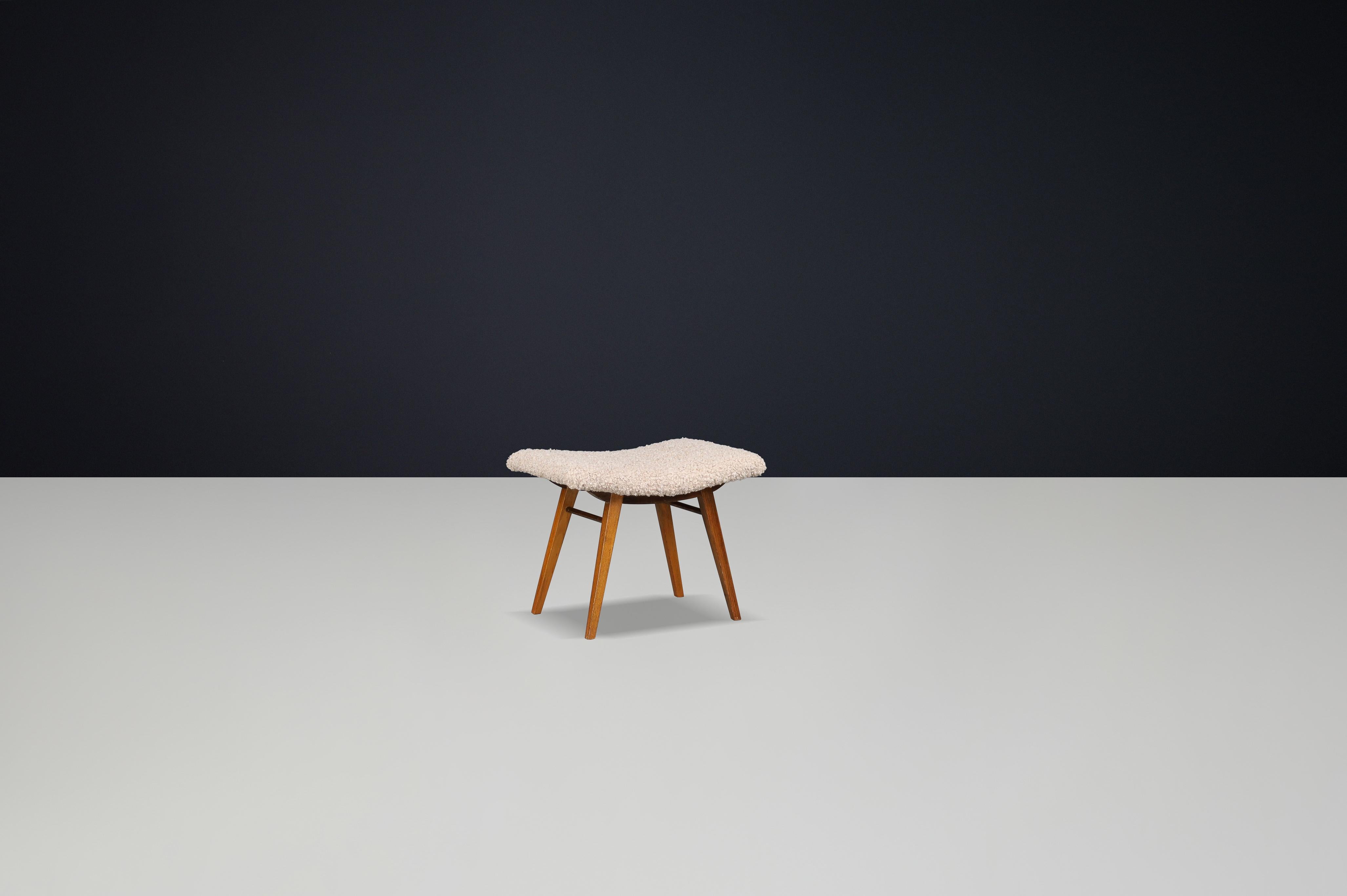 Mid-Century moderno Sgabello moderno di metà secolo in legno di faggio e tappezzeria New Teddy Cecoslovacchia 1960s in vendita