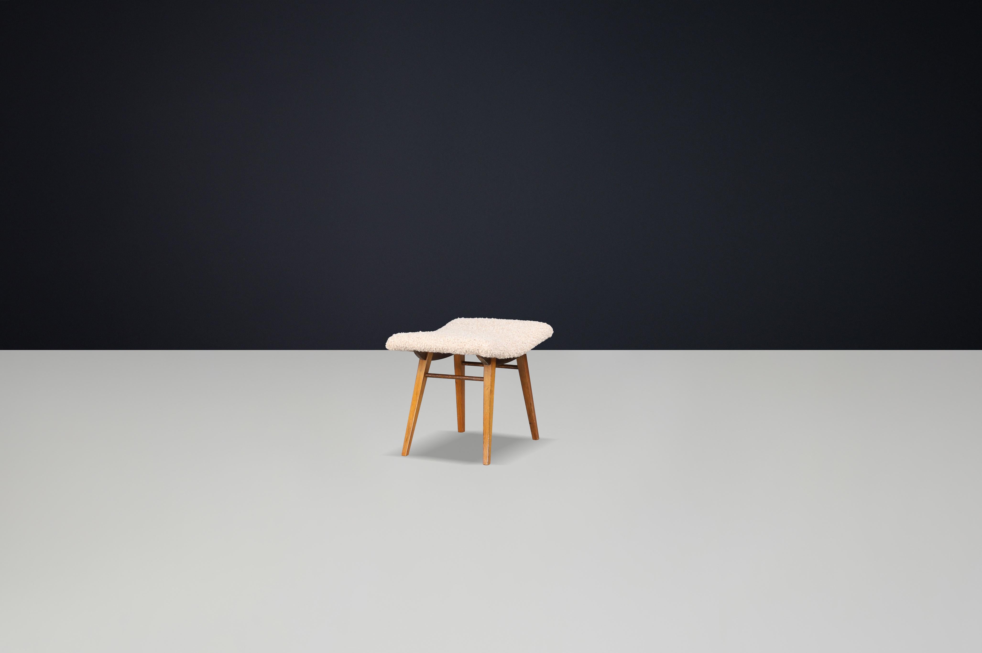 Sgabello moderno di metà secolo in legno di faggio e tappezzeria New Teddy Cecoslovacchia 1960s In condizioni buone in vendita a Almelo, NL
