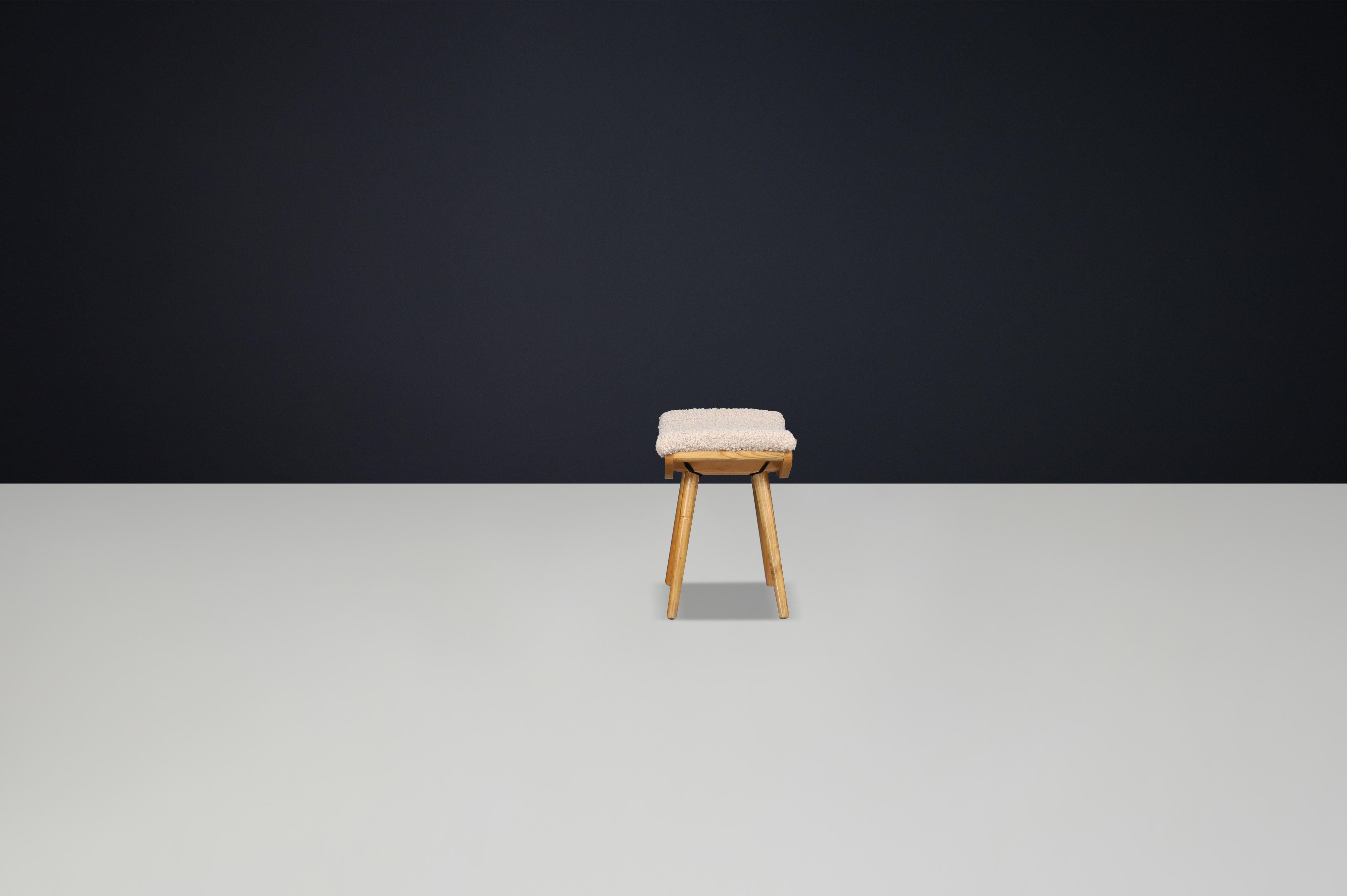XX secolo Sgabello moderno di metà secolo in legno di faggio e tappezzeria New Teddy Cecoslovacchia 1960s in vendita