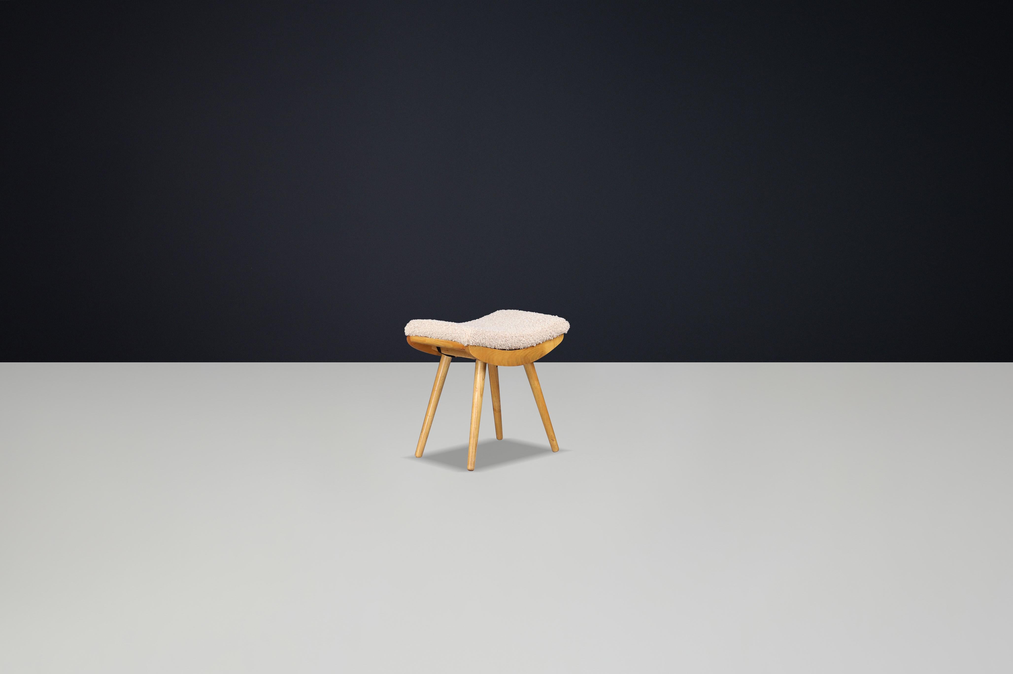 Tappezzeria Sgabello moderno di metà secolo in legno di faggio e tappezzeria New Teddy Cecoslovacchia 1960s in vendita