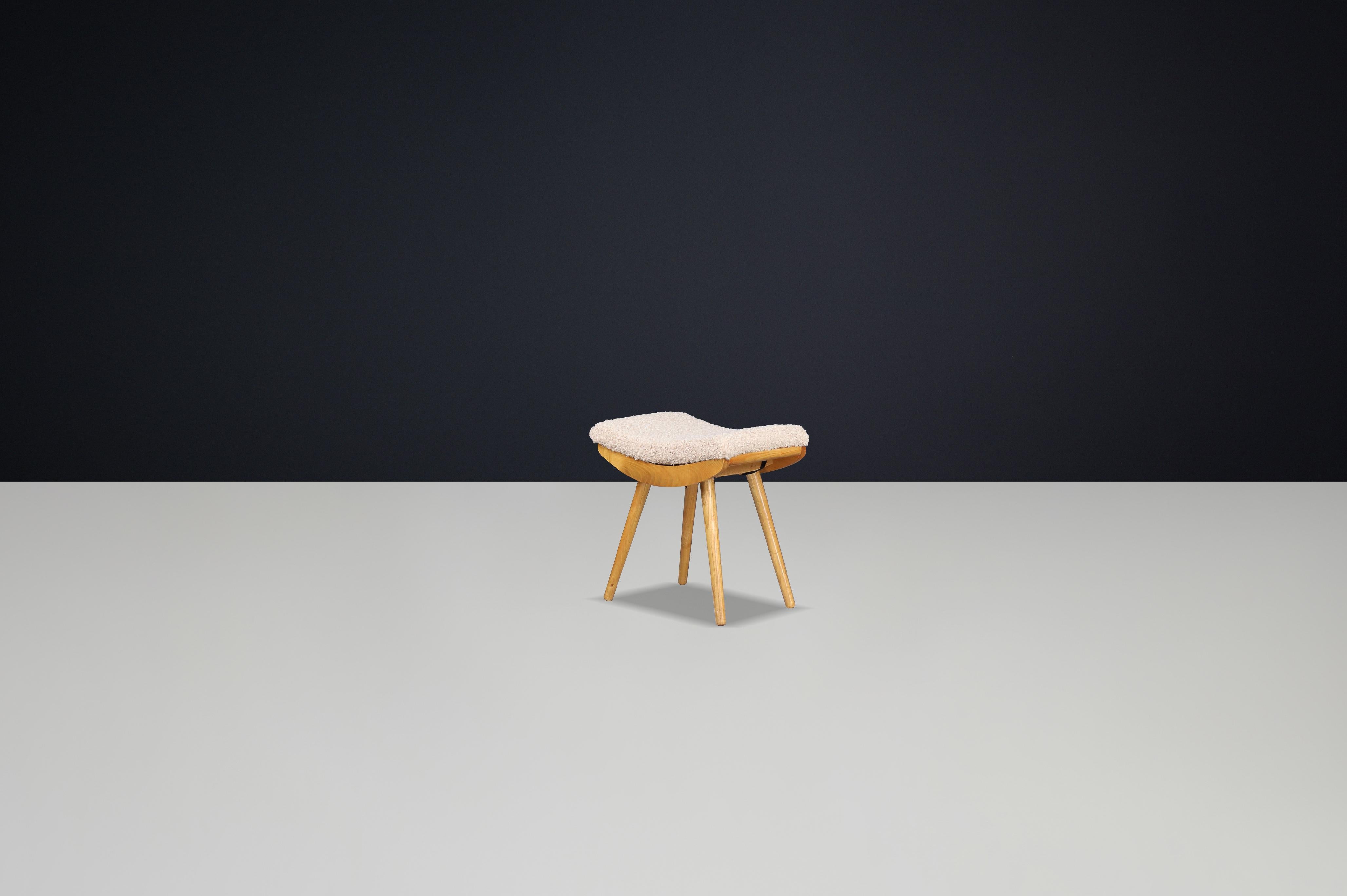 Sgabello moderno di metà secolo in legno di faggio e tappezzeria New Teddy Cecoslovacchia 1960s in vendita 1