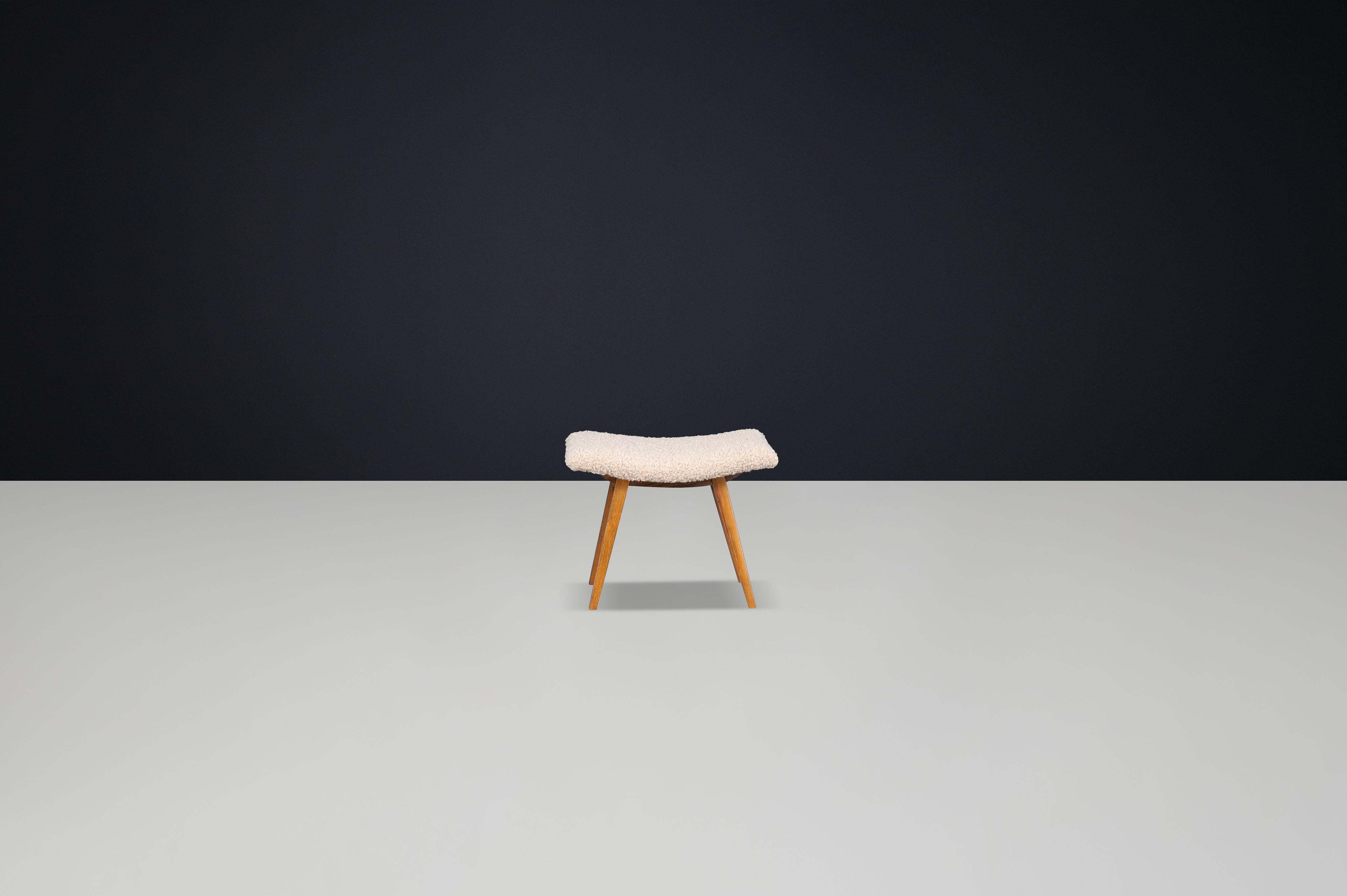 Sgabello moderno di metà secolo in legno di faggio e tappezzeria New Teddy Cecoslovacchia 1960s in vendita 1