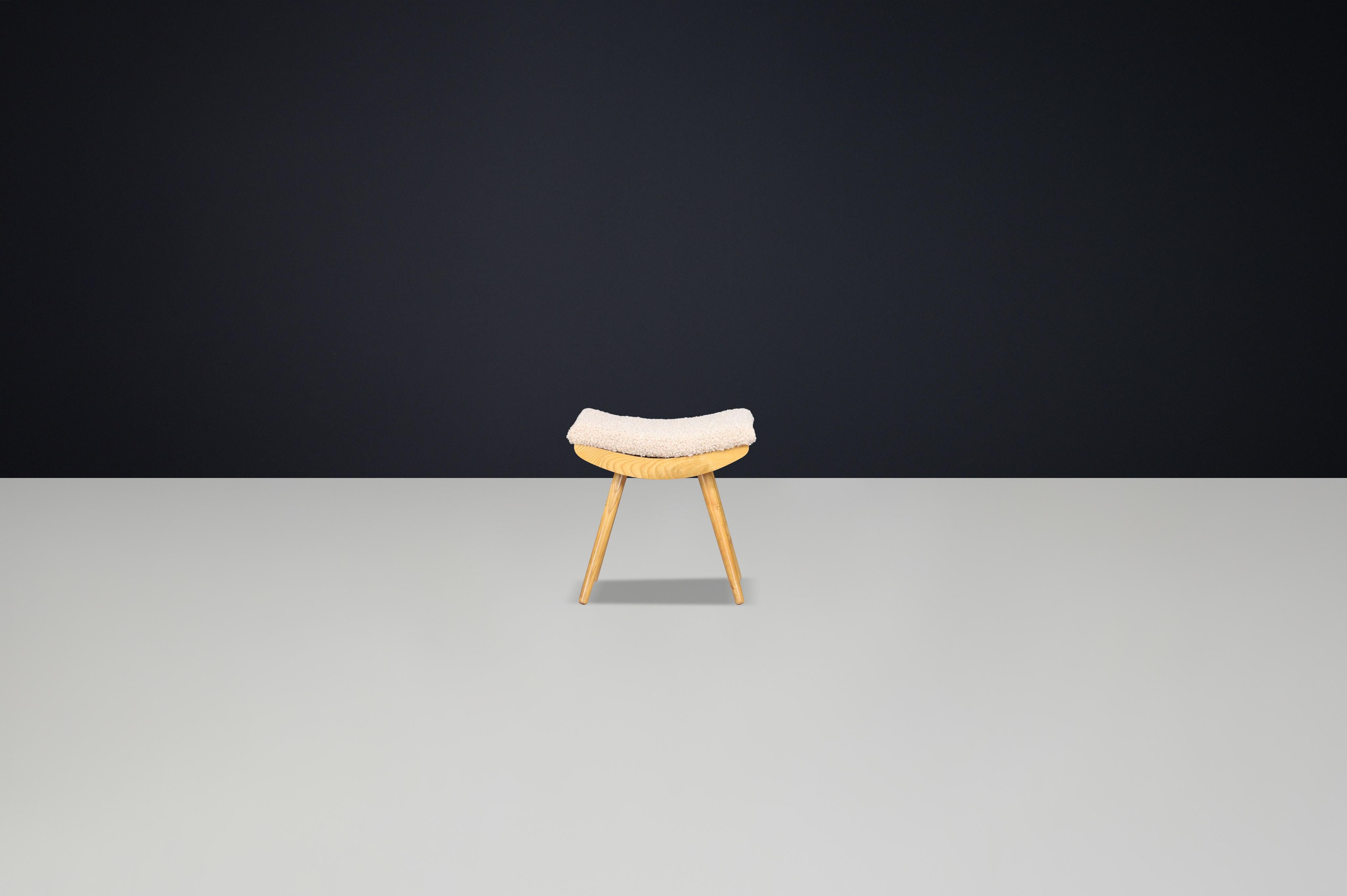 Sgabello moderno di metà secolo in legno di faggio e tappezzeria New Teddy Cecoslovacchia 1960s in vendita 2