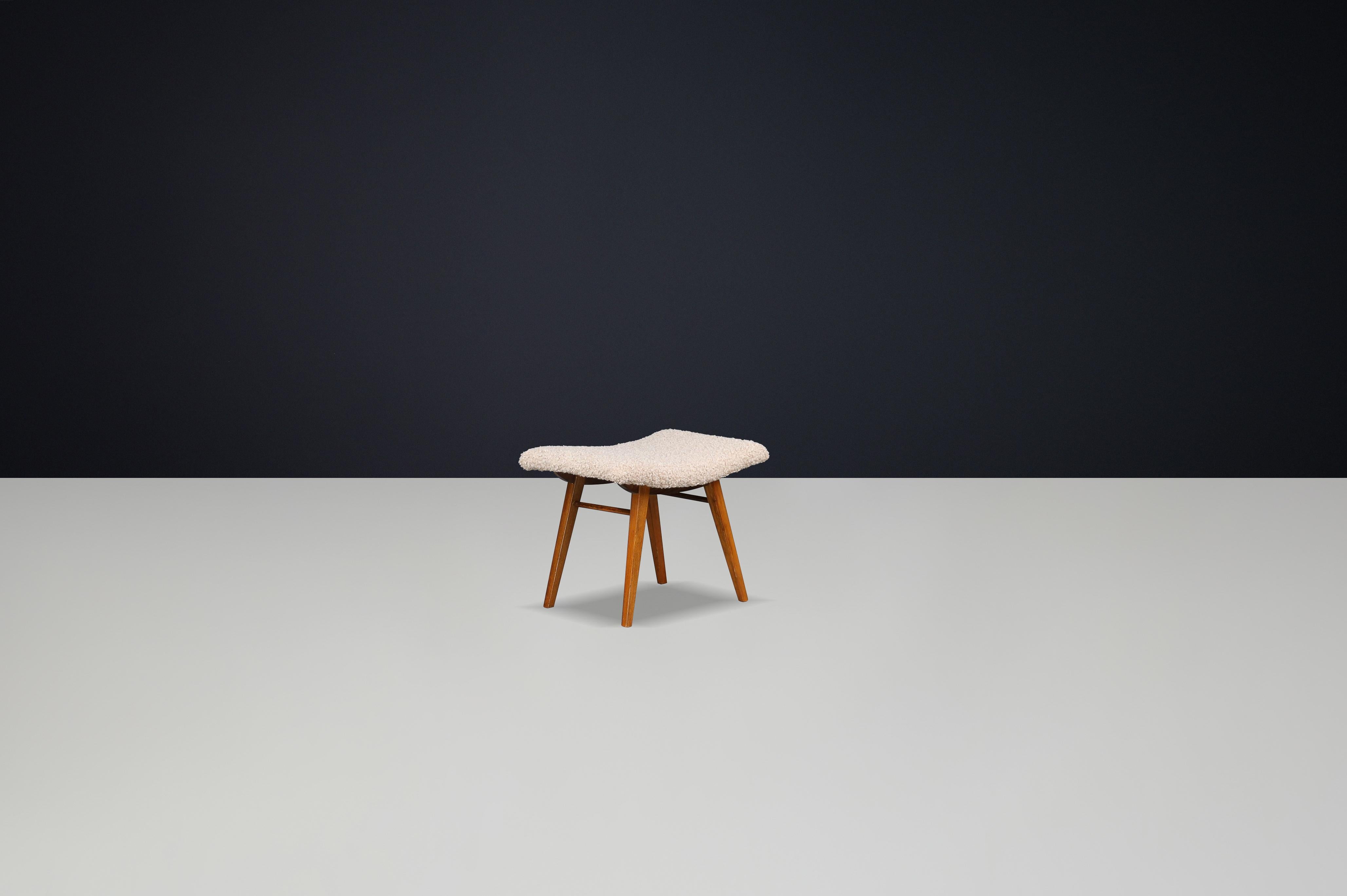 Sgabello moderno di metà secolo in legno di faggio e tappezzeria New Teddy Cecoslovacchia 1960s in vendita 2