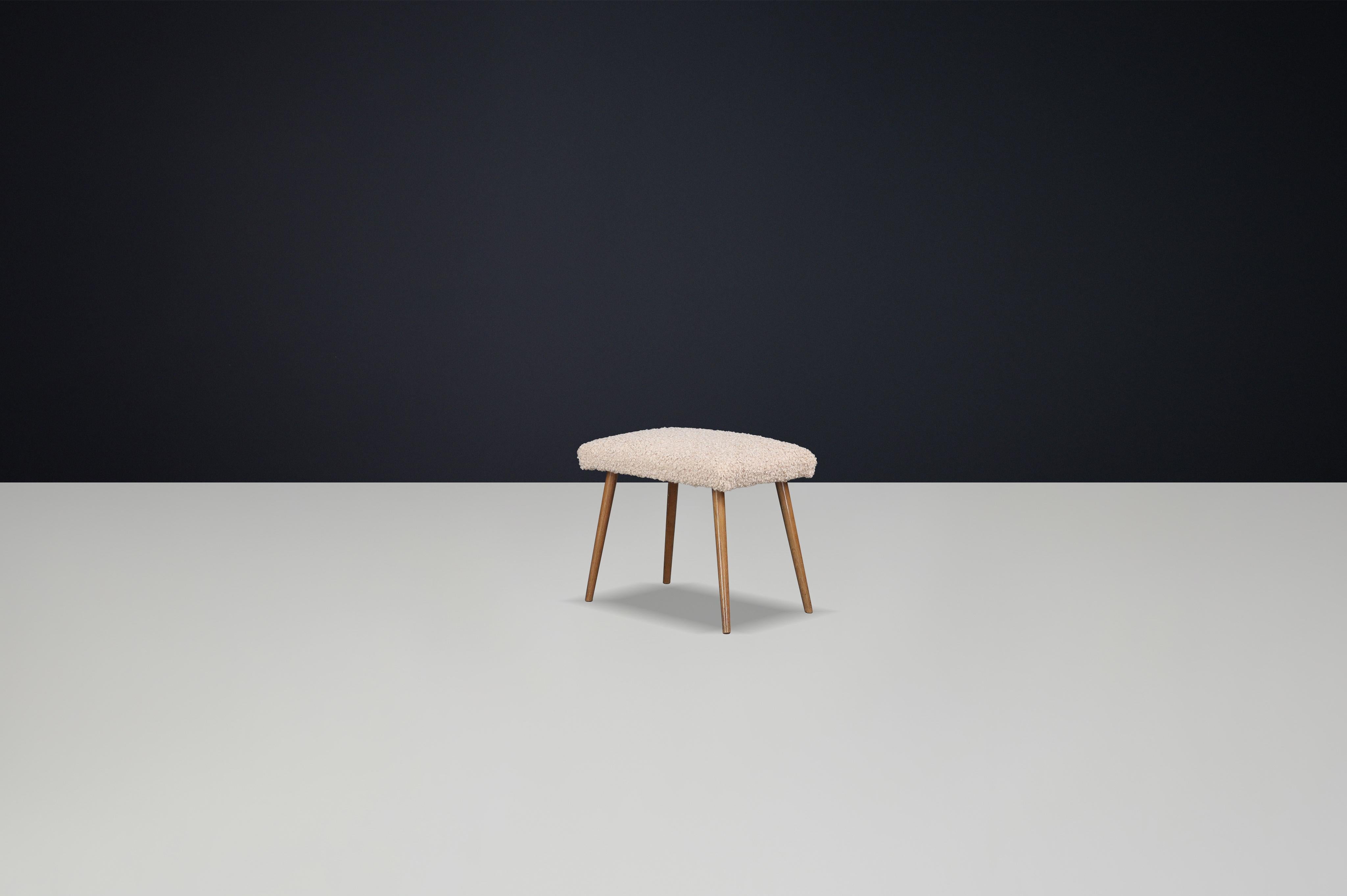 Sgabello moderno di metà secolo in legno di faggio con tappezzeria New Teddy, Cecoslovacchia, anni '60

Esempio affascinante di design ceco di metà secolo, questo piccolo sgabello unisce senza sforzo un'estetica minimalista a un'accogliente