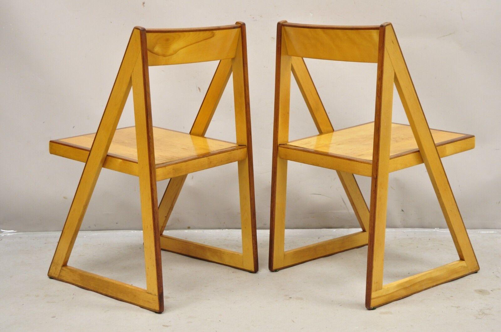 Chaise triangulaire à angle droit en hêtre et noyer - Paire - The Moderns en vente 4