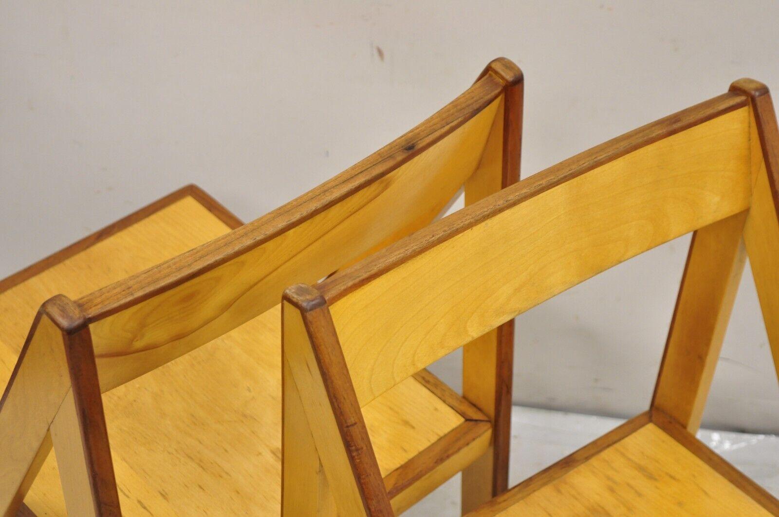 Chaise triangulaire à angle droit en hêtre et noyer - Paire - The Moderns en vente 5