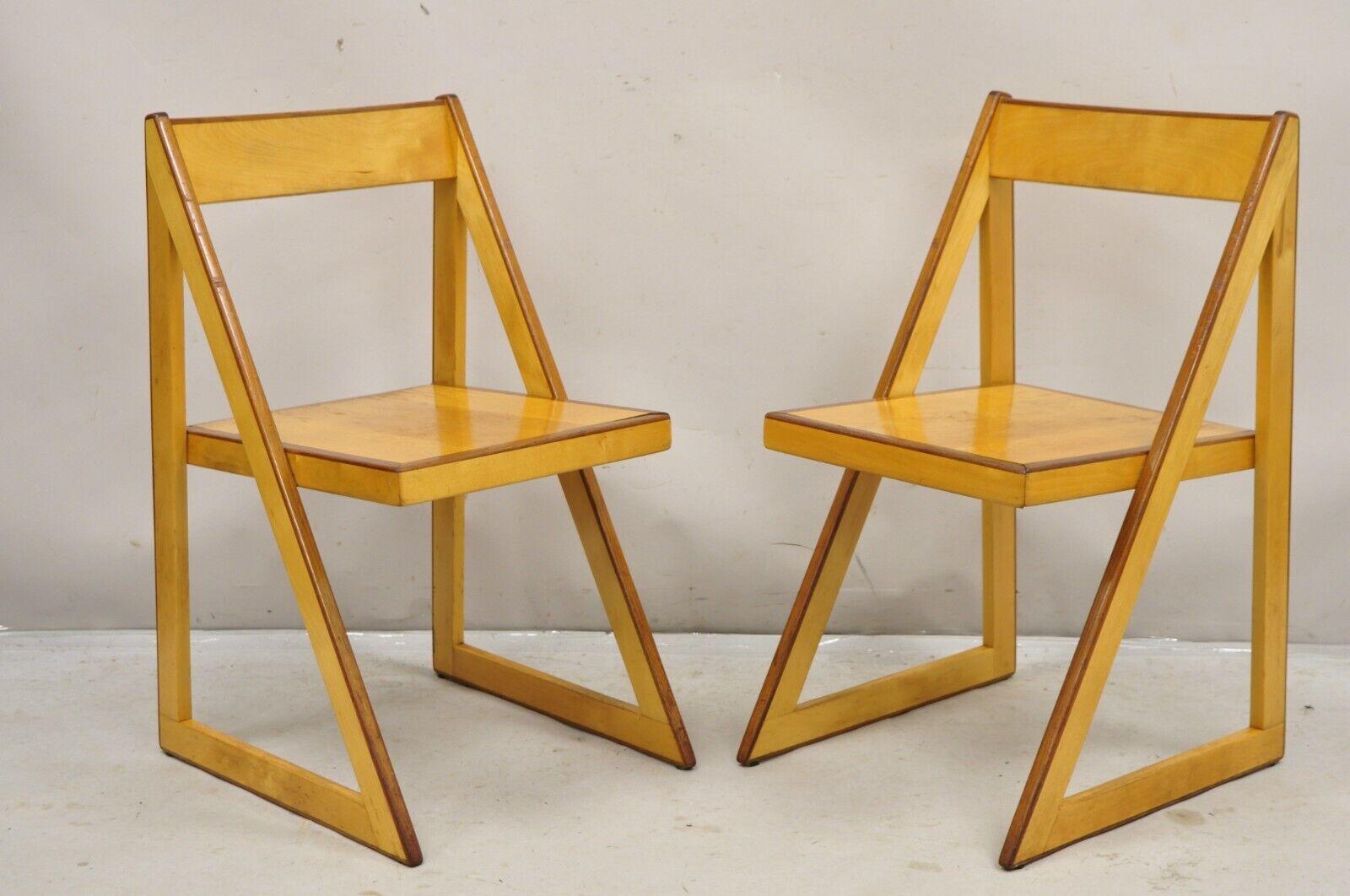 Chaise triangulaire à angle droit en hêtre et noyer - Paire - The Moderns en vente 6