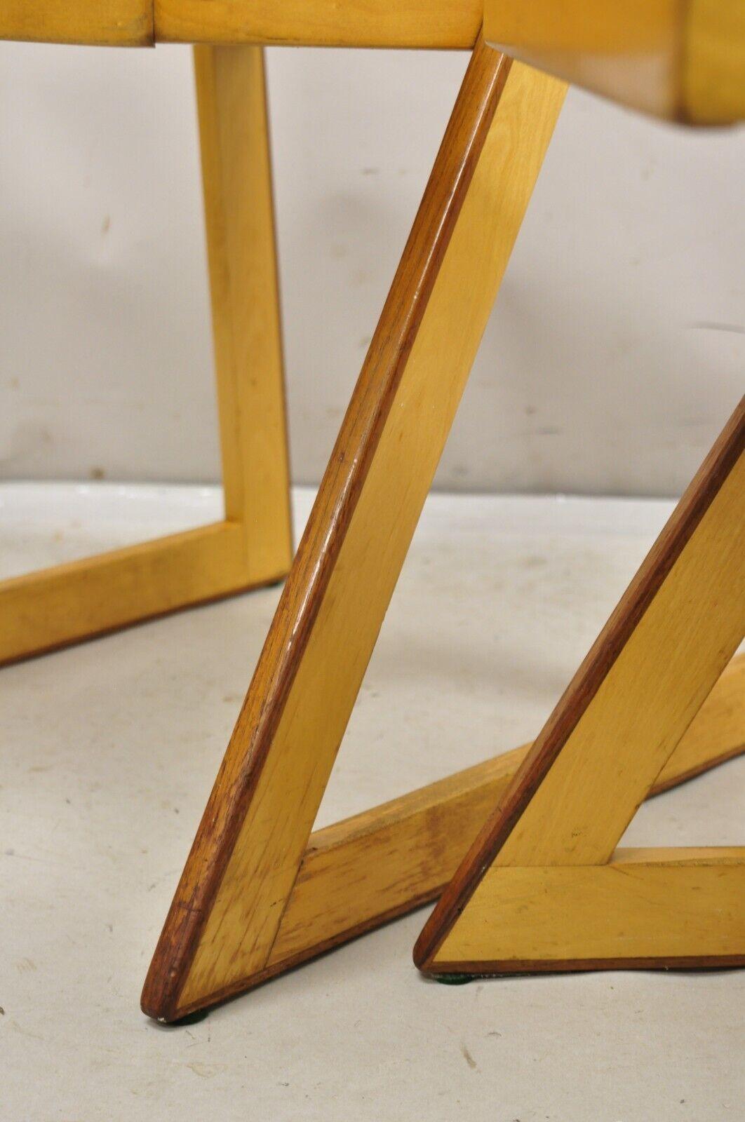 Chaise triangulaire à angle droit en hêtre et noyer - Paire - The Moderns Bon état - En vente à Philadelphia, PA