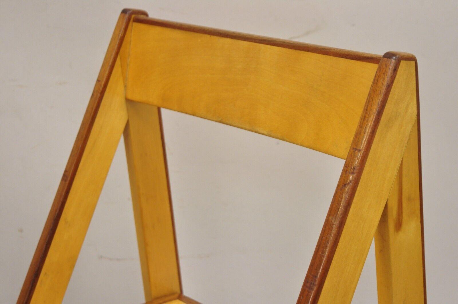 Hêtre Chaise triangulaire à angle droit en hêtre et noyer - Paire - The Moderns en vente