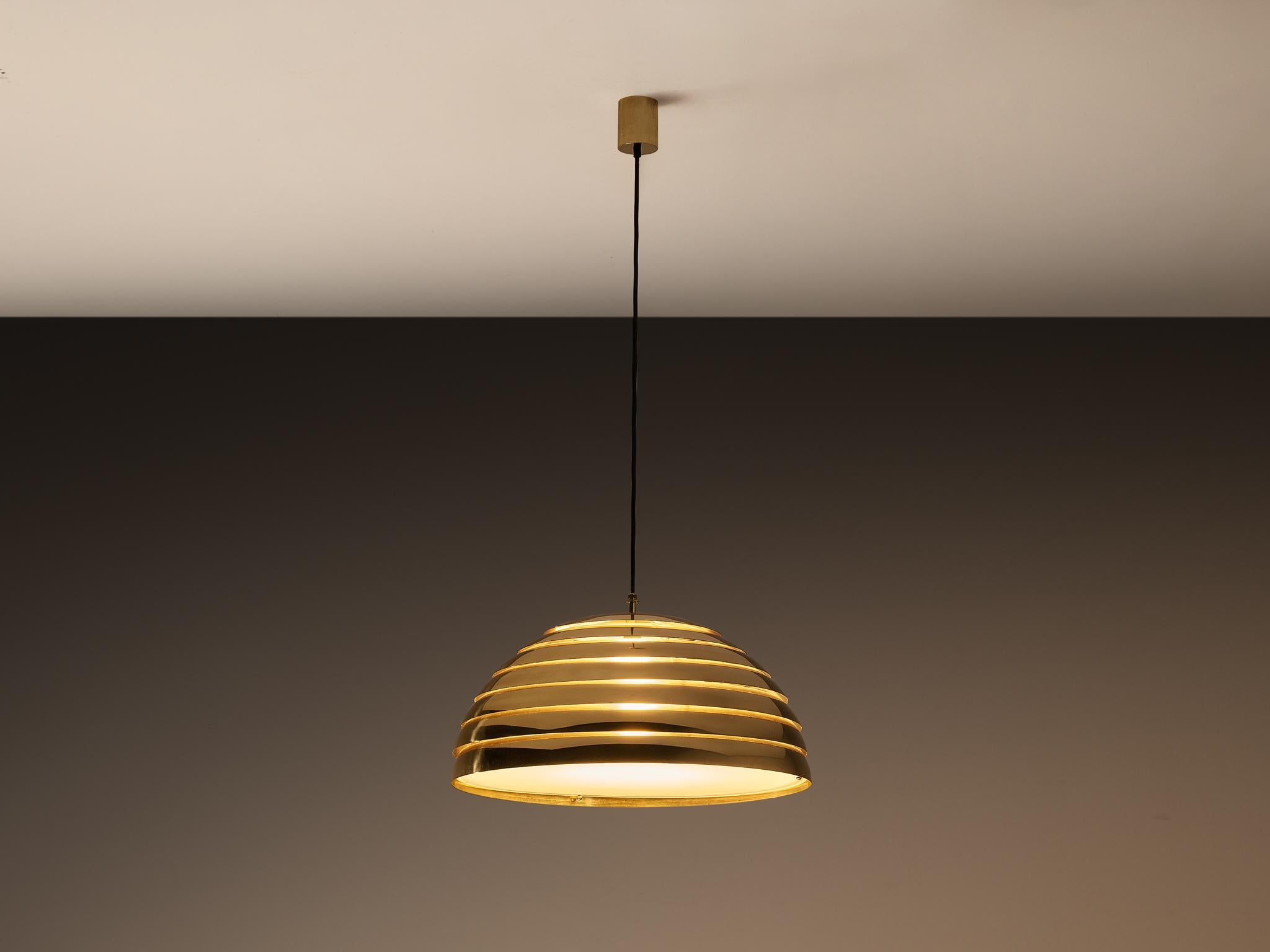 Pendant, brass, Lucite, Germany, 1960s

This Mid-Century Modern lighting pendant from the 1960s presents a striking example of sculptural form meeting functional design. Its structure consists of a series of concentric, horizontally stacked brass