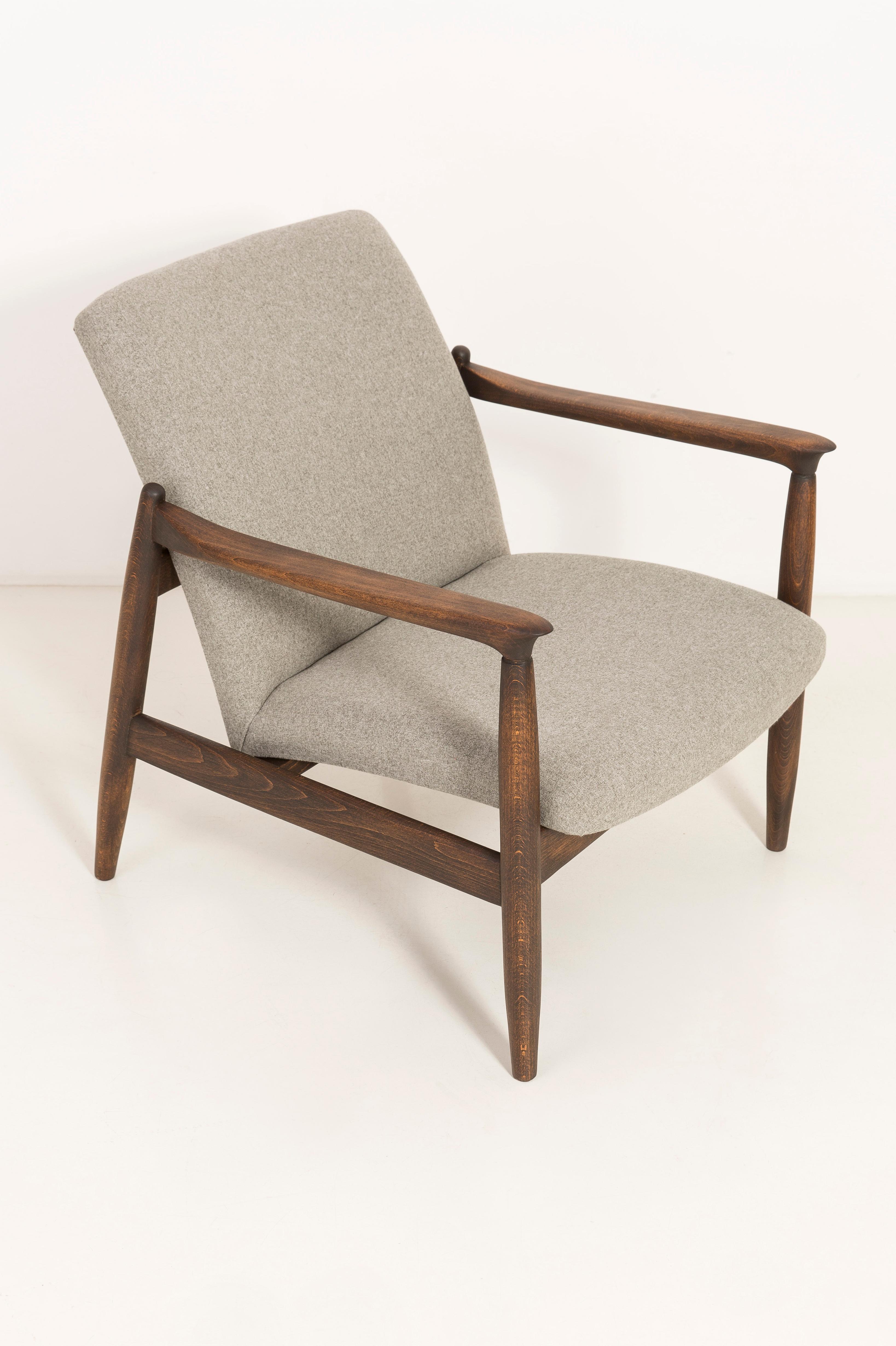 Beigefarbener Sessel, entworfen von Edmund Homa. Der Sessel wurde in den 1960er Jahren in der Möbelfabrik Goscieninska hergestellt. Er ist aus massivem Buchenholz gefertigt. Der Sessel vom Typ GFM gilt als einer der besten polnischen Sesselentwürfe