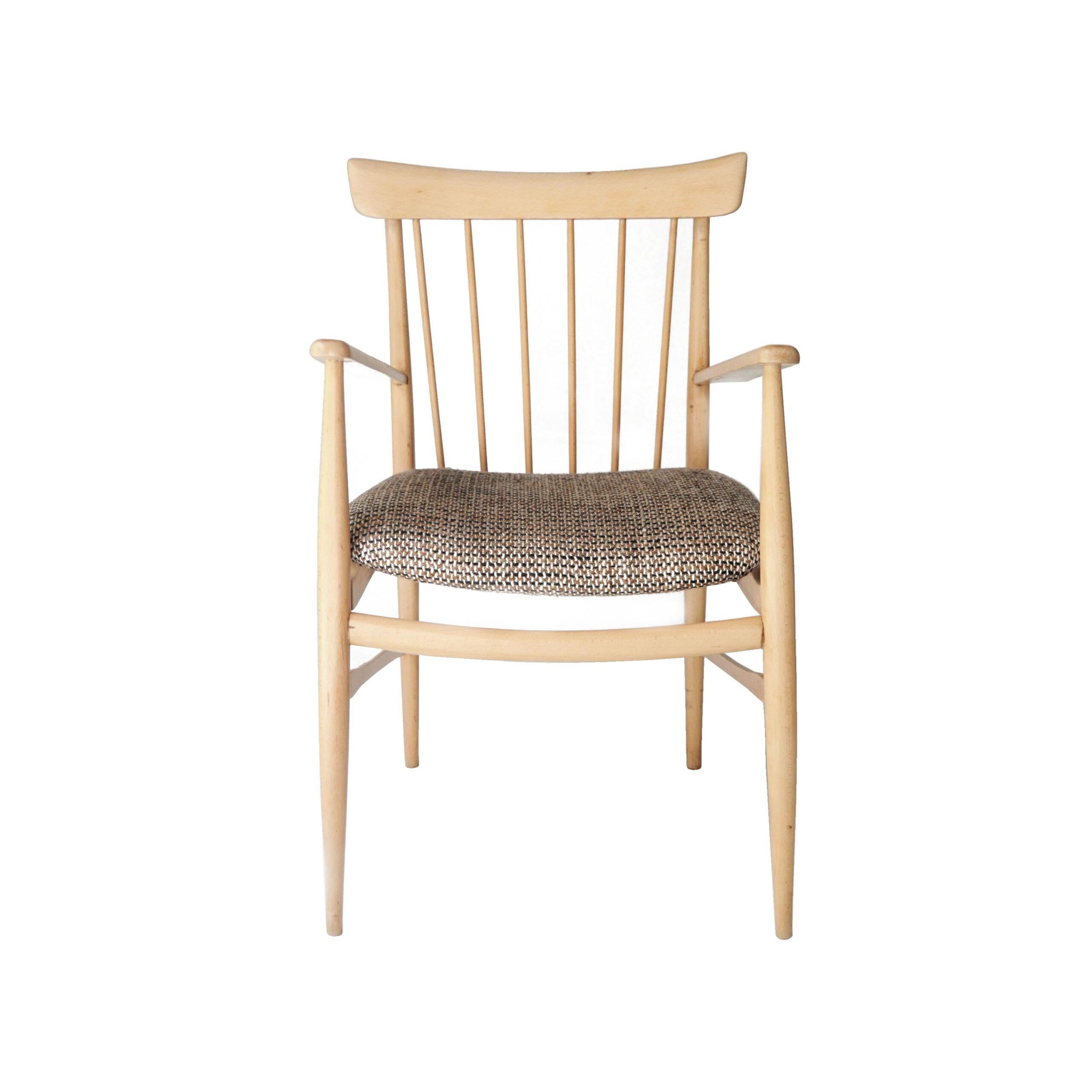 Elegant Mid-Century Modern armchair crafted in the United States in the 1950s. Made of solid beechwood with a refined spindle backrest and gently curved armrests, this piece reflects the warmth and simplicity characteristic of American design from