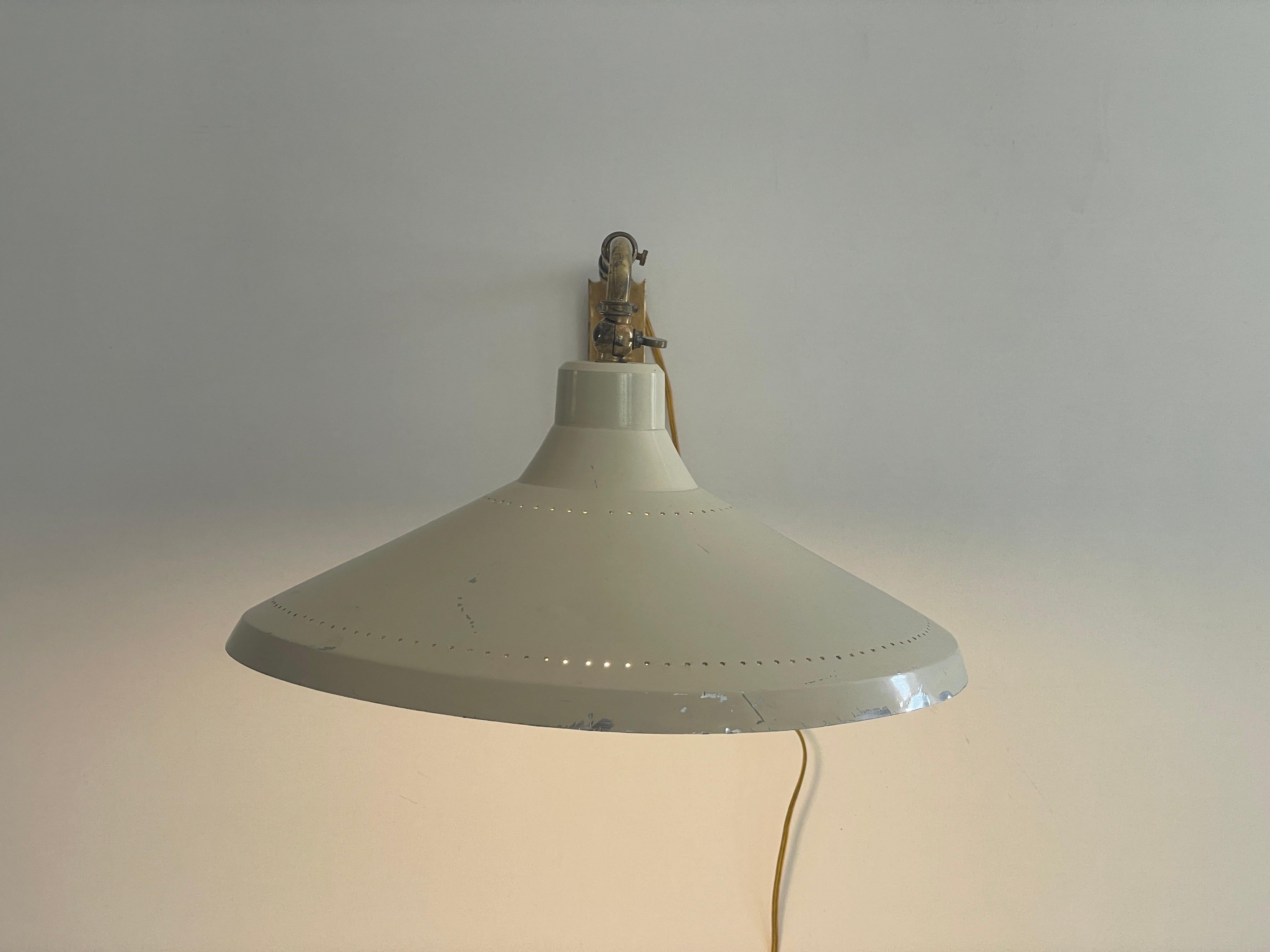 Mid-Century Modern Beige Brass Wall Lamp, 1950s, Italy en vente 8
