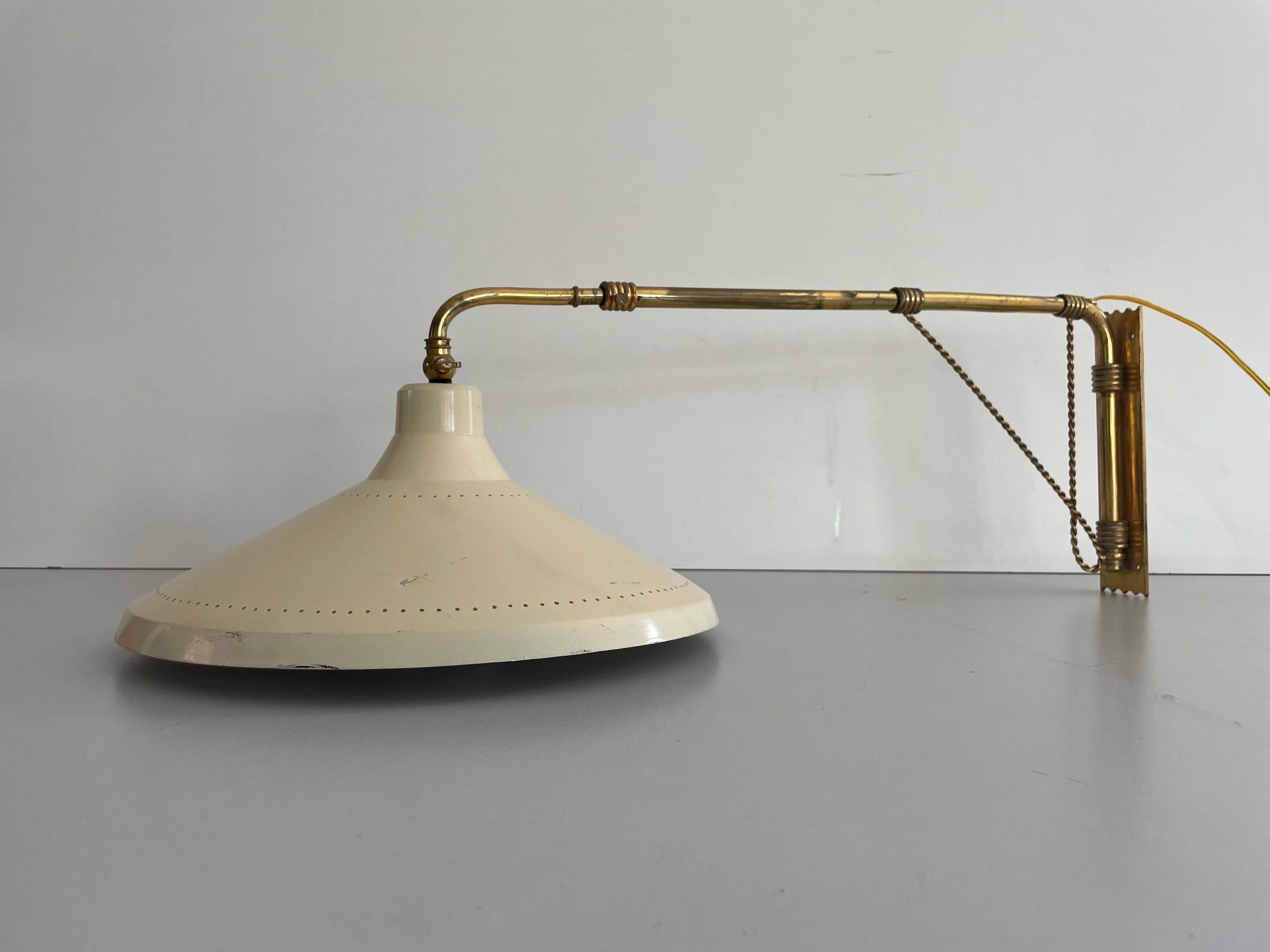 Mid-Century Modern Beige Brass Wall Lamp, 1950s, Italy Excellent état - En vente à Hagenbach, DE