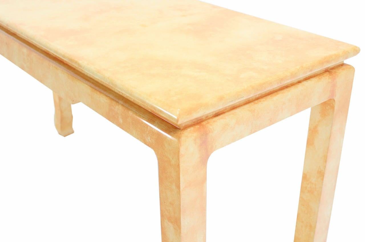 Mid Century Modern Beige Faux Pergament Gloss Finish Lack Konsole Sofa Tisch (Lackiert) im Angebot