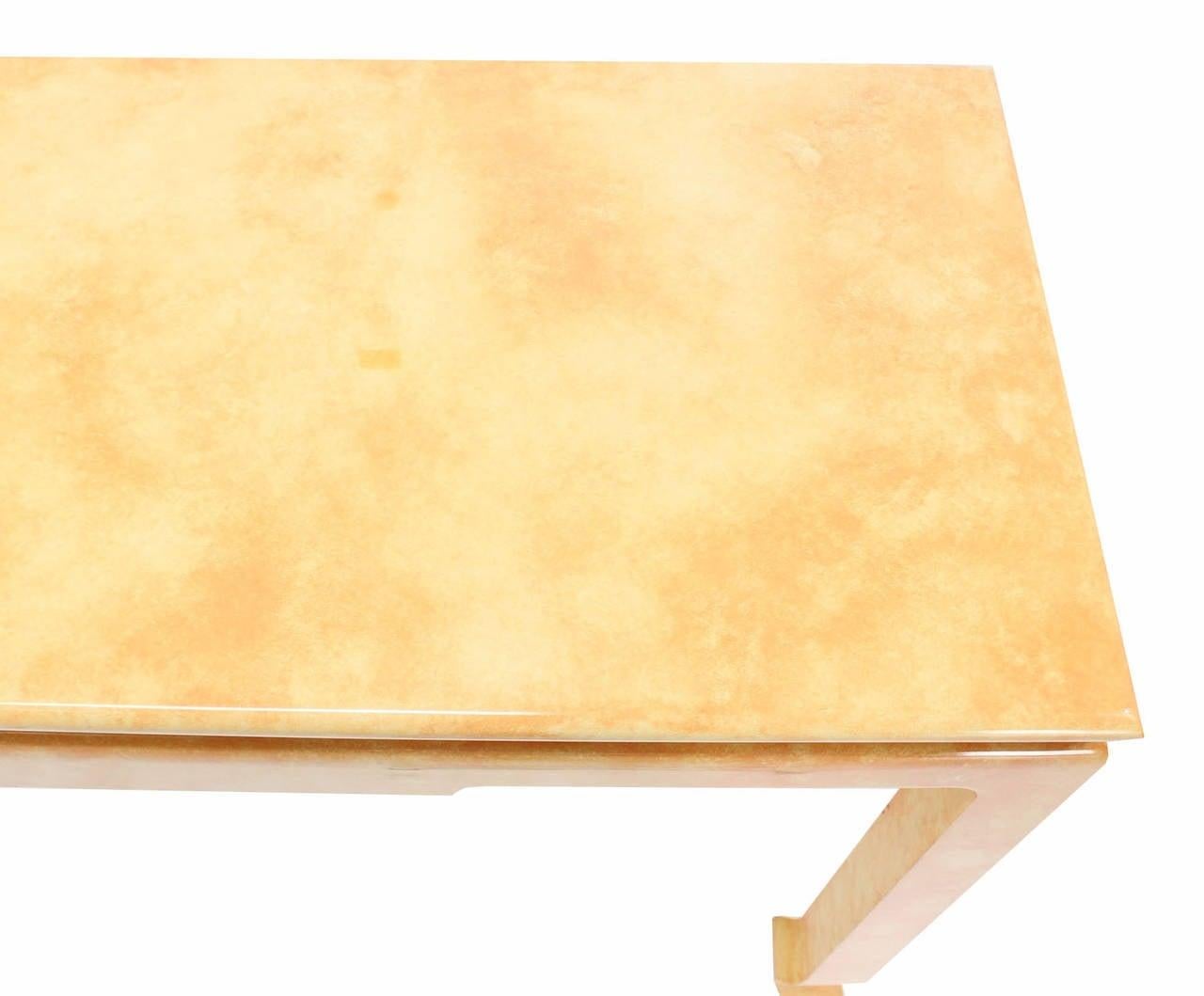 Mid Century Modern Beige Faux Pergament Gloss Finish Lack Konsole Sofa Tisch im Zustand „Hervorragend“ im Angebot in Rockaway, NJ