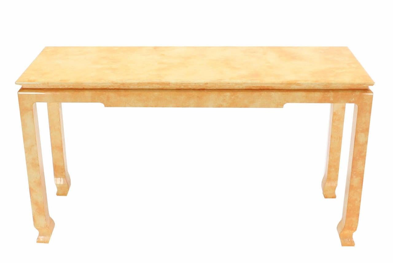 Mid Century Modern Beige Faux Pergament Gloss Finish Lack Konsole Sofa Tisch (Kunstleder) im Angebot