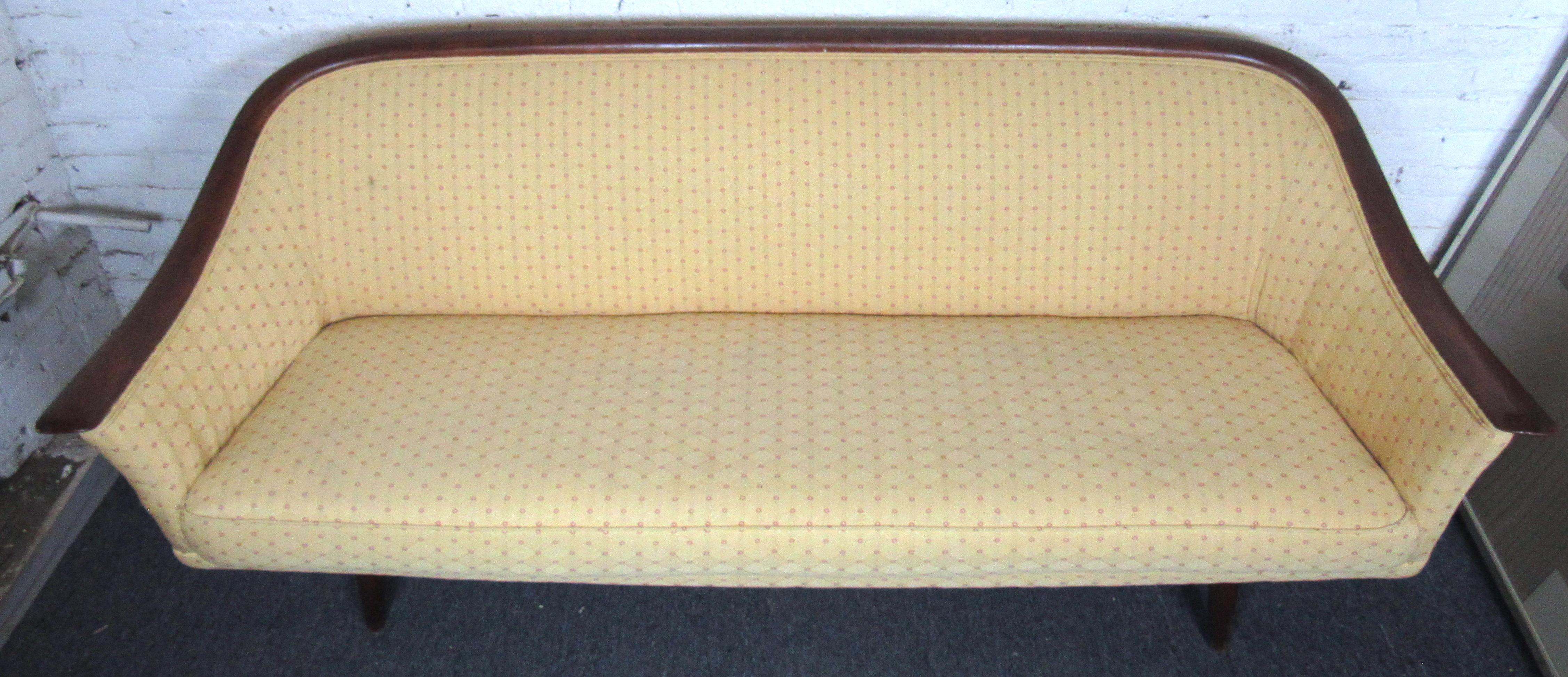 Mid-Century Modern Beige Patterned Sofa by Fredrik Kayser In Good Condition In Brooklyn, NY