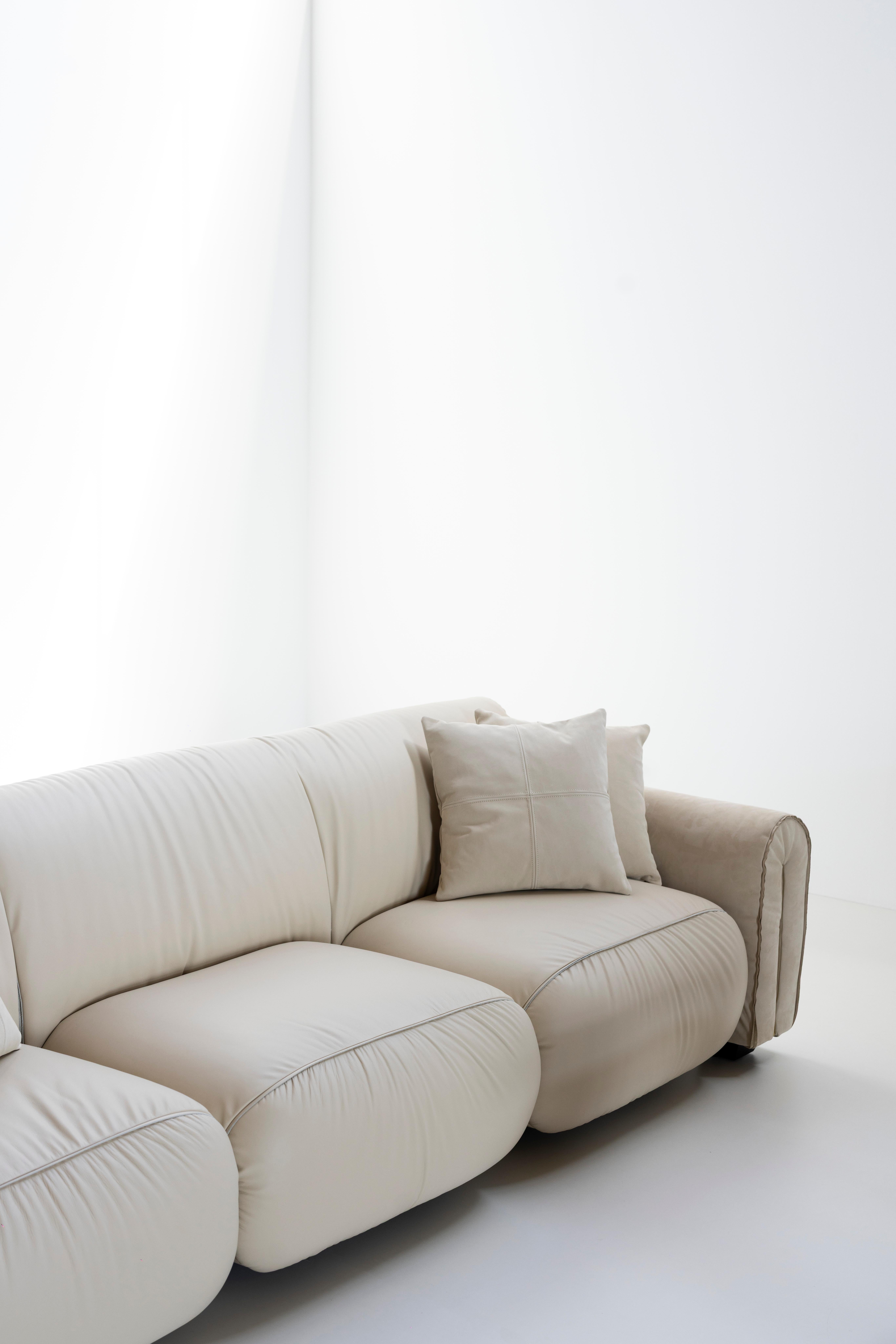 Mid-Century Modern Beijinho Sofa, Beige Nubukleder, Handgefertigt von Greenapple im Angebot 4