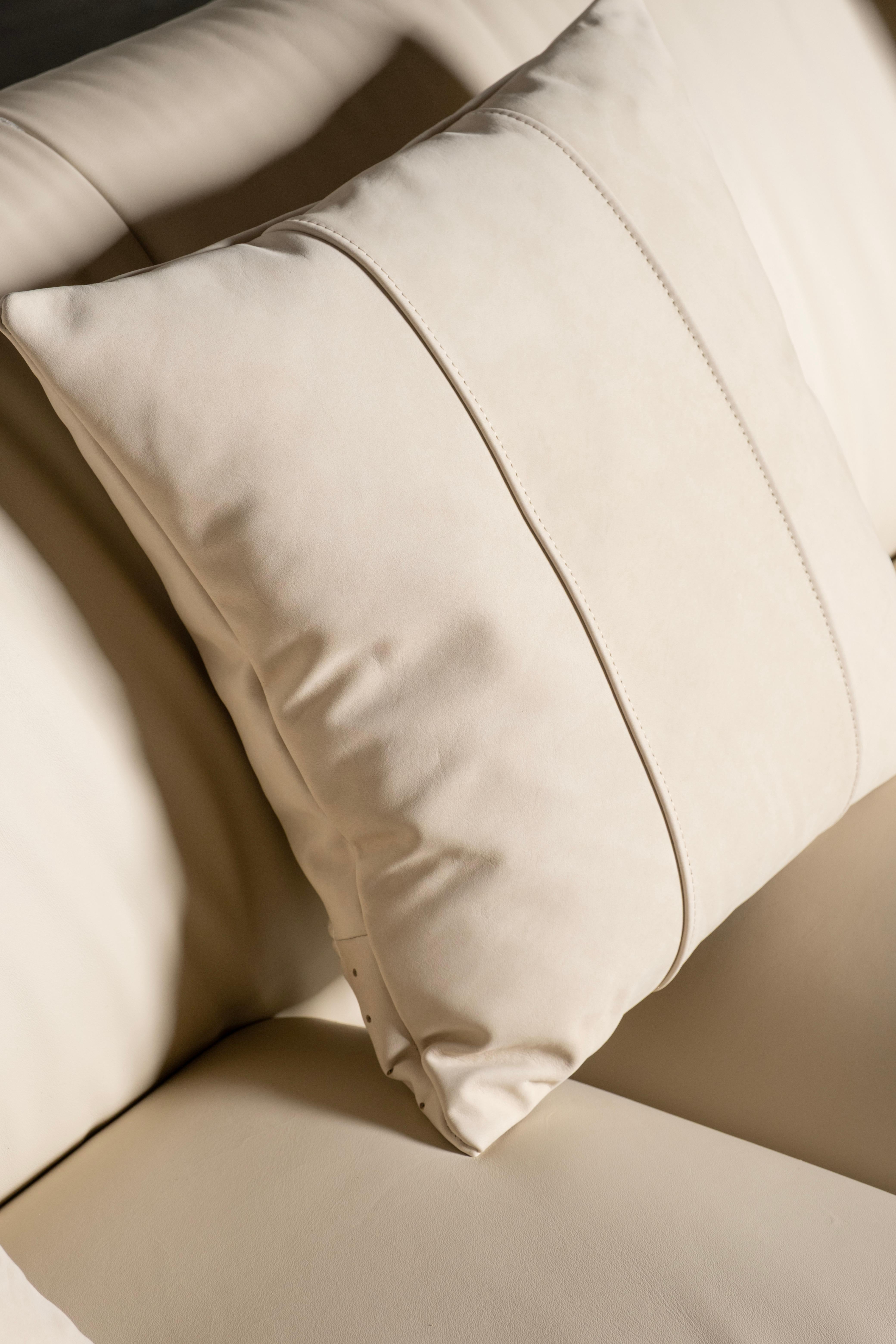 Mid-Century Modern Beijinho Sofa, Beige Nubukleder, Handgefertigt von Greenapple im Angebot 7