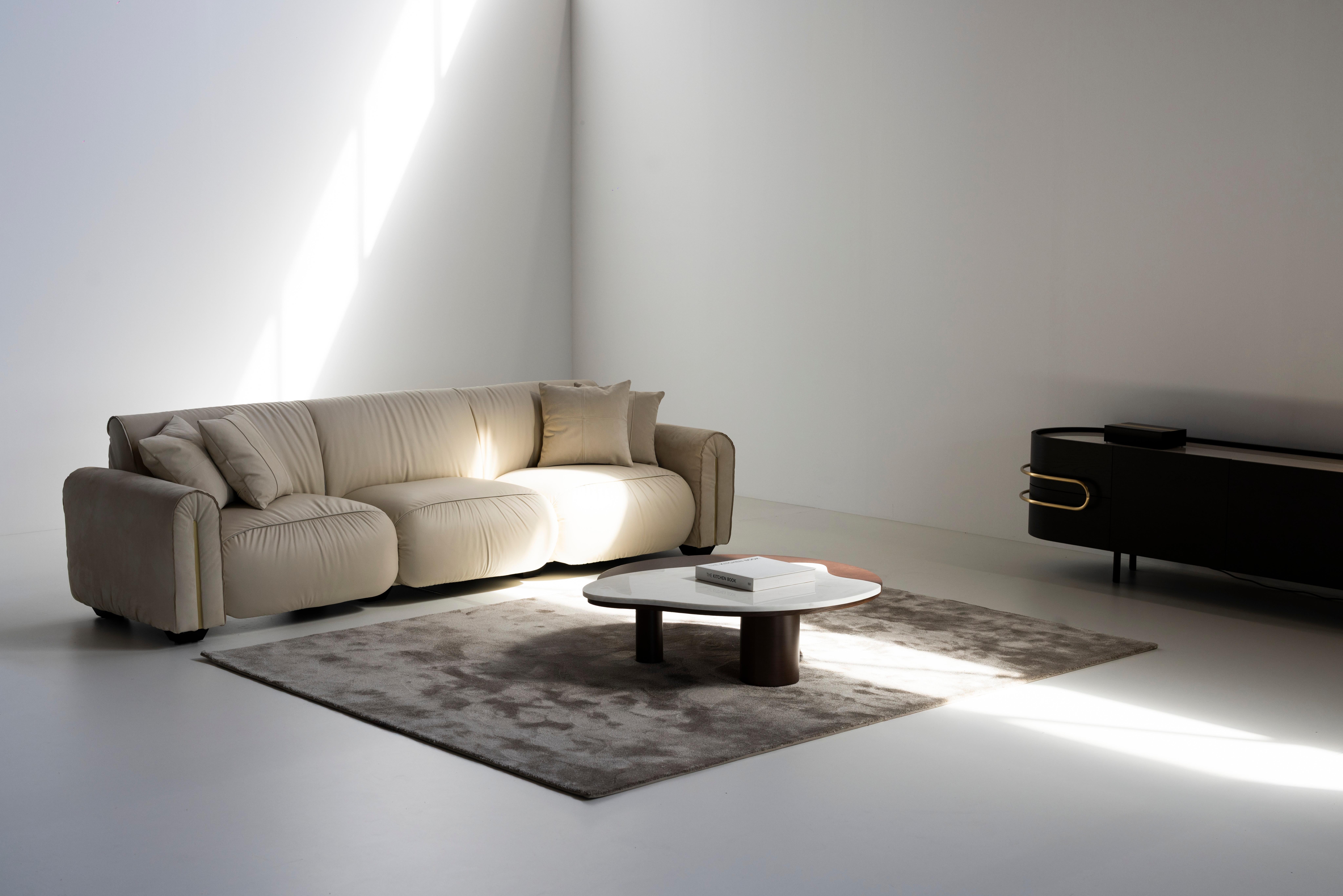 Mid-Century Modern Beijinho Sofa, Beige Nubukleder, Handgefertigt von Greenapple (Moderne der Mitte des Jahrhunderts) im Angebot