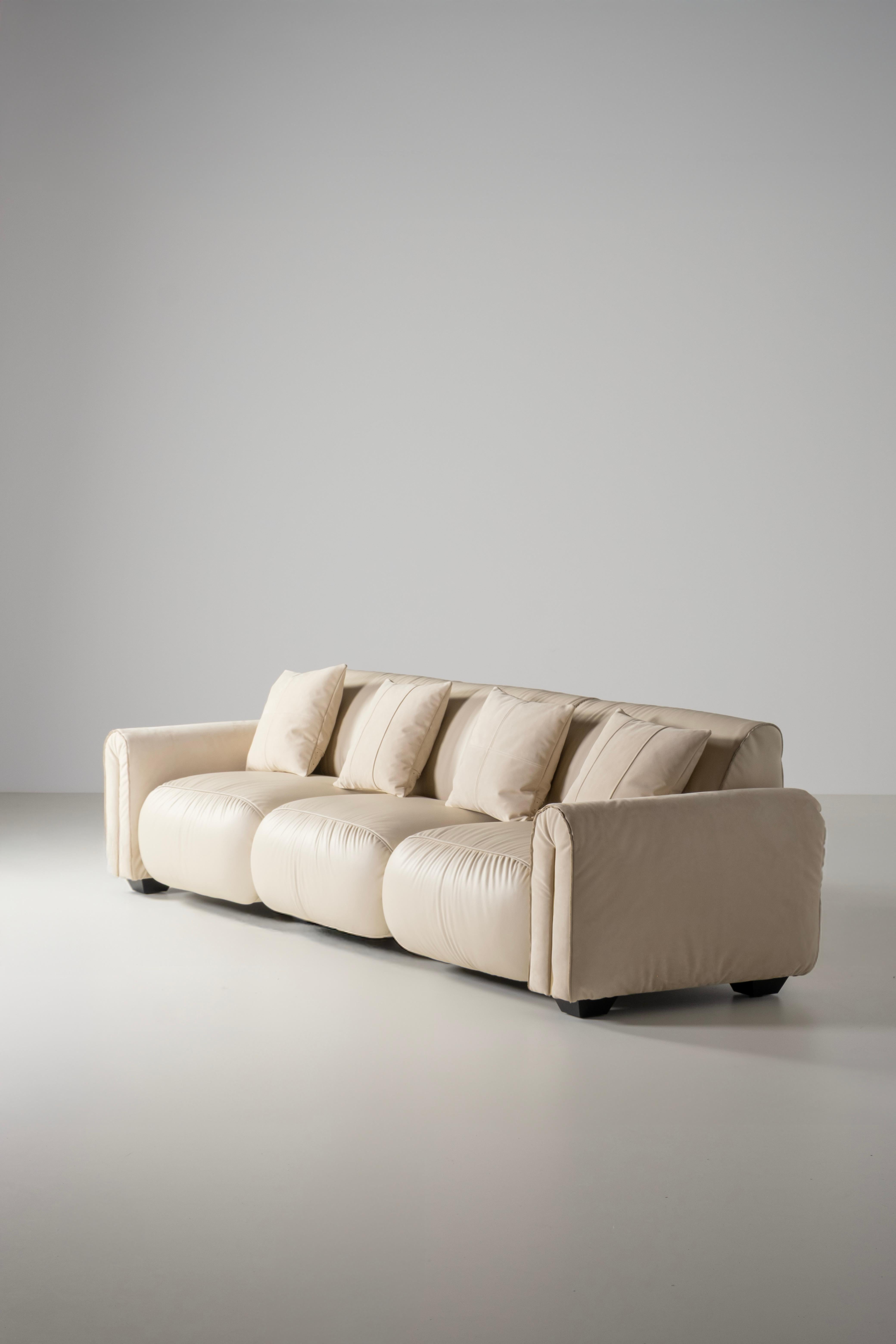 Mid-Century Modern Beijinho Sofa, Beige Nubukleder, Handgefertigt von Greenapple (Portugiesisch) im Angebot