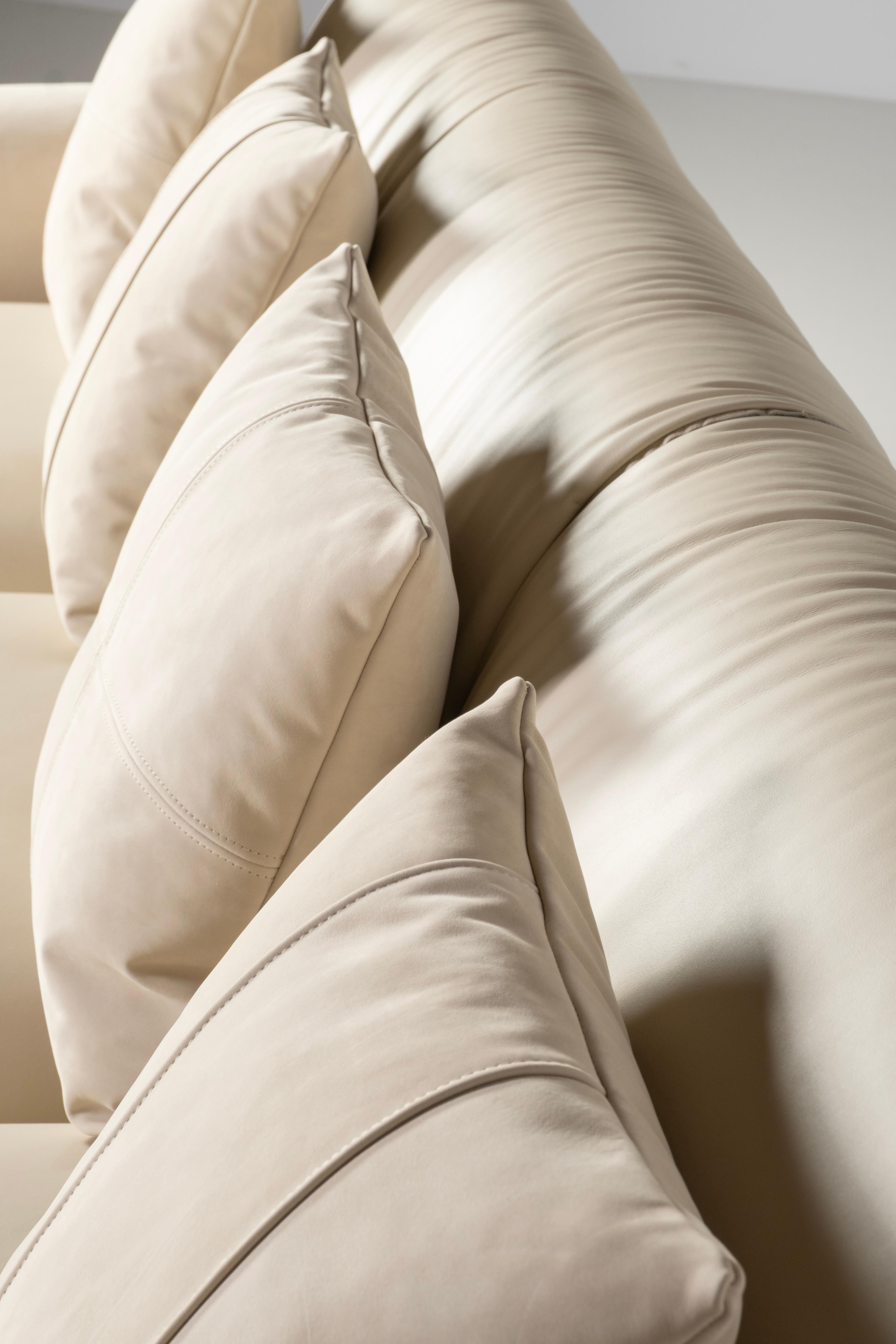 Mid-Century Modern Beijinho Sofa, Beige Nubukleder, Handgefertigt von Greenapple (Messing) im Angebot
